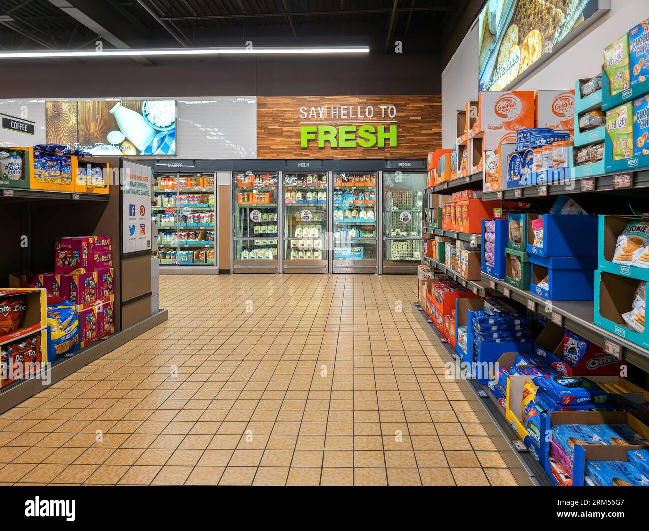 Yorkville, New York - 26 août 2023 : vue panoramique de la section laitière et des allées de biscuits du marché alimentaire Aldi. Banque D'Images