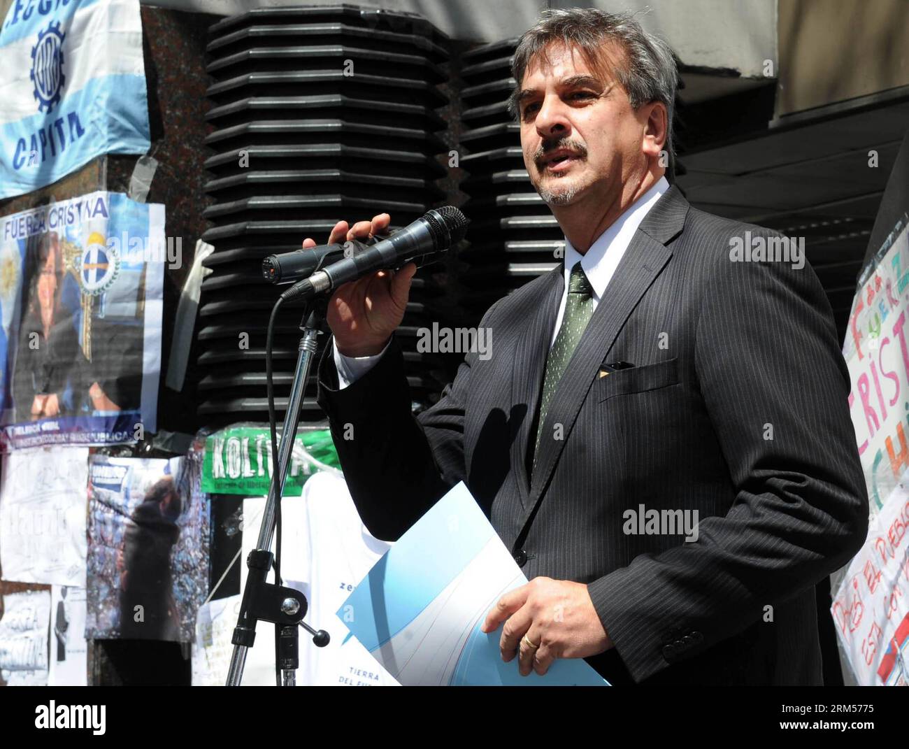 Alfredo Scoccimarro, Secrétaire argentin de la communication publique, informe sur l évolution médicale de la Présidente de l Argentine Cristina Fernandez de Kirchner devant l hôpital de la Fondation Favaloro à Buenos Aires, capitale de l Argentine, le . Selon lui, Fernandez évolue favorablement après l’intervention quirurgique à laquelle elle a été soumise mardi pour drainer un hématome sous-dural situé dans le côté droit de la tête, et a ajouté qu’elle est heureuse et en pleine guérison. (Xinhua/Tito la Penna/TELAM) (rt) (sp) ARGENTINE-BUENOS AIRES-PRÉSIDENT S HEALTH PUBLICATIONxNOTxINxCHN Secrétaire Argentine Banque D'Images