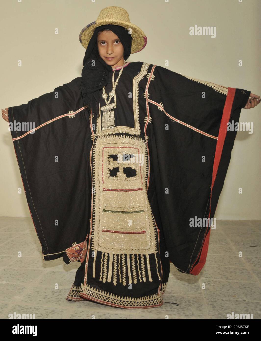 Bildnummer : 60592641 Datum : 12.10.2013 Copyright : imago/Xinhua SANAA, 12 octobre 2013 (Xinhua) -- Une jeune fille yéménite présente un costume traditionnel lors d'un défilé de mode à Sanaa, Yémen, le 12 octobre 2013. Le spectacle en salle, organisé par une organisation sociale pour le développement des femmes, cherche à récupérer l industrie touristique durement touchée par les troubles. Cependant, au Yémen, un pays profondément religieux et conservateur, il est impossible pour les femmes de faire un défilé de mode sur scène. Les organisateurs ont donc laissé les filles porter des clothers traditionnels pendant le spectacle devant les médias afin de présenter la culture yéménite au monde. (X Banque D'Images
