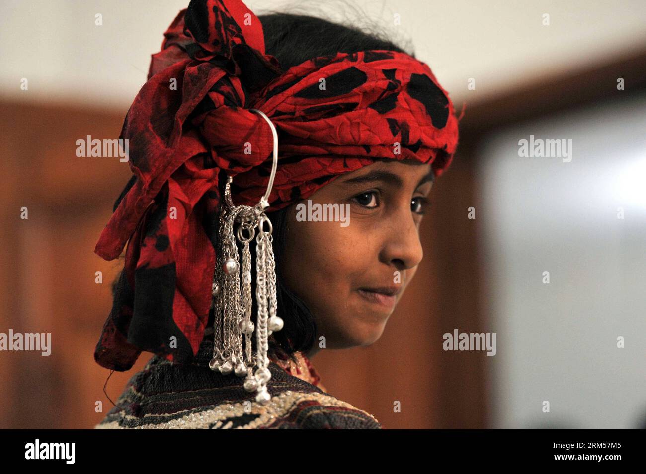Bildnummer : 60592639 Datum : 12.10.2013 Copyright : imago/Xinhua SANAA, 12 octobre 2013 (Xinhua) -- Une jeune fille yéménite présente un costume traditionnel lors d'un défilé de mode à Sanaa, Yémen, le 12 octobre 2013. Le spectacle en salle, organisé par une organisation sociale pour le développement des femmes, cherche à récupérer l industrie touristique durement touchée par les troubles. Cependant, au Yémen, un pays profondément religieux et conservateur, il est impossible pour les femmes de faire un défilé de mode sur scène. Les organisateurs ont donc laissé les filles porter des clothers traditionnels pendant le spectacle devant les médias afin de présenter la culture yéménite au monde. (X Banque D'Images