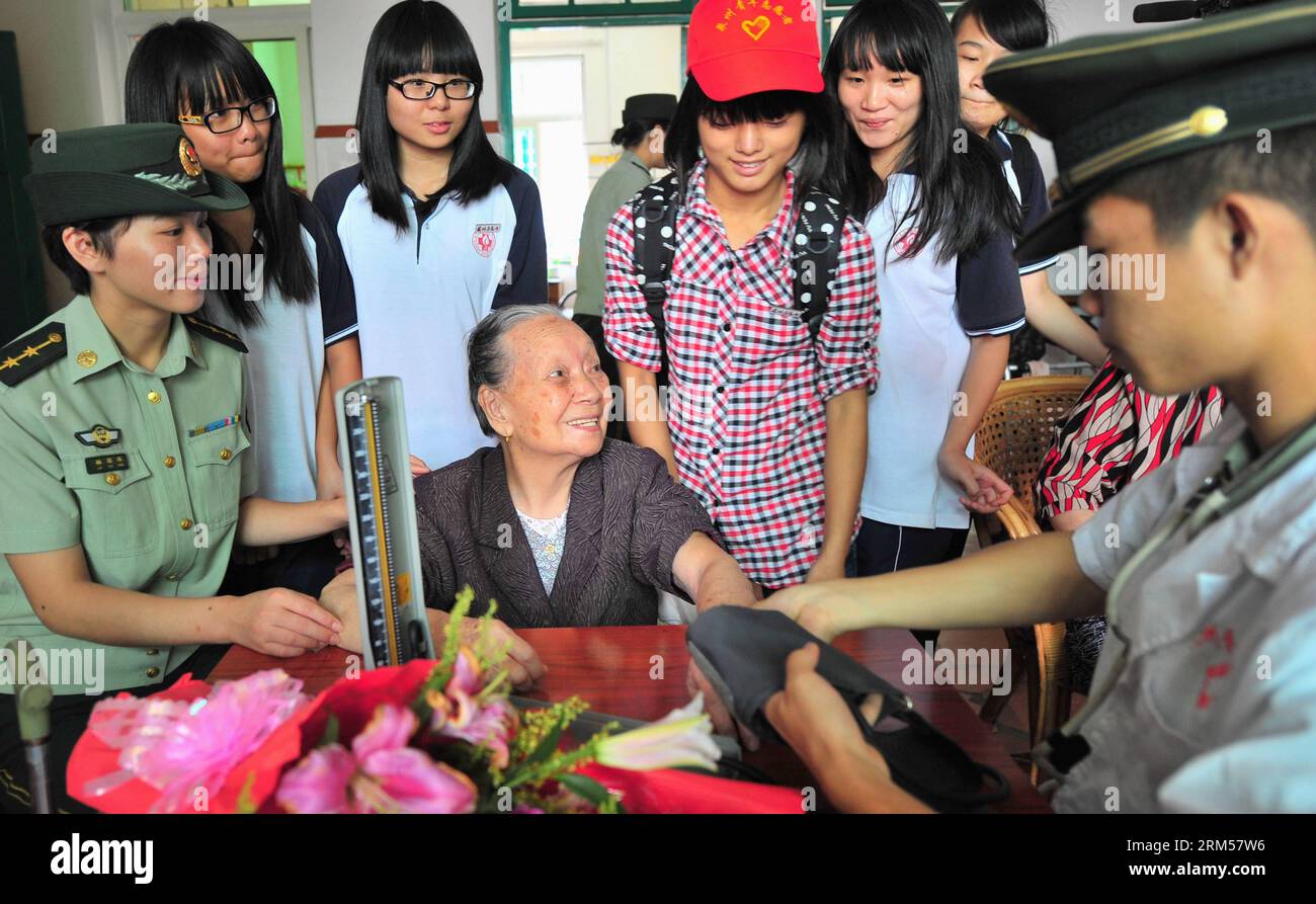 Bildnummer : 60593190 Datum : 13.10.2013 Copyright : imago/Xinhua (131013) -- QUANZHOU, 13 octobre 2013 (Xinhua) -- des chirurgiens examinent gratuitement la condition physique d'un aîné vivant dans la maison de protection sociale à Quanzhou, dans la province du Fujian du sud-est de la Chine, 13 octobre 2013. De tous les horizons a célébré la Journée des aînés le dimanche, ainsi que le traditionnel Double neuvième Festival. C ' était la première fois que cette fête était observée depuis qu ' elle avait été inscrite dans la nouvelle loi révisée sur la protection des droits et des intérêts des aînés. (Xinhua/Wei Peiquan) (zwx) FOCUS CHINE-FUJIAN-QUANZHOU-MAISON DE PROTECTION SOCIALE-SENIO Banque D'Images