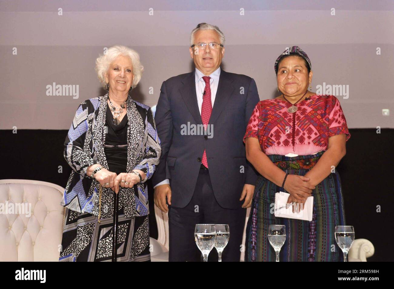 Bildnummer : 60602662 Datum : 15.10.2013 Copyright : imago/Xinhua BUENOS AIRES, 15 octobre 2013 - ancien juge Baltazar Garzon (C), président du groupe des droits de l'homme des mères de la Plaza de Mayo, Estela de Carlotto (L), et l'activiste Rigoberta Menchu pose après la conférence dialogue sur les perspectives et les défenses des droits de l'homme en Amérique latine à l'Université Métropolitaine pour l'éducation et le travail, à Buenos Aires, Argentine, le 15 octobre 2013. (Xinhua/TELAM) ARGENTINA-BUENOS AIRES-SOCIETY-CONFERENCE PUBLICATIONxNOTxINxCHN People Politik x0x xkg 2013 quer 60602662 Date 15 10 2013 Copyright Imago Banque D'Images