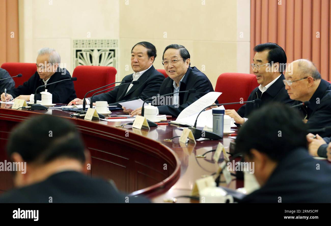 Bildnummer : 60625263 Datum : 22.10.2013 Copyright : imago/Xinhua (131022) -- BEIJING, 22 octobre 2013 (Xinhua) -- Yu Zhengsheng (arrière), président du Comité national de la Conférence consultative politique du peuple chinois (CCPPC), préside la première session de consultation bihebdomadaire de la CCPPC à Beijing, capitale de la Chine, le 22 octobre 2013. (Xinhua/Yao Dawei)(wjq) CHINA-BEIJING-YU ZHENGSHENG-CPPCC-bi-SESSION HEBDOMADAIRE (CN) PUBLICATIONxNOTxINxCHN People Politik x0x xmb 2013 quer 60625263 Date 22 10 2013 Copyright Imago XINHUA Beijing OCT 22 2013 XINHUA Yu Zheng Sheng C Retour Président Banque D'Images