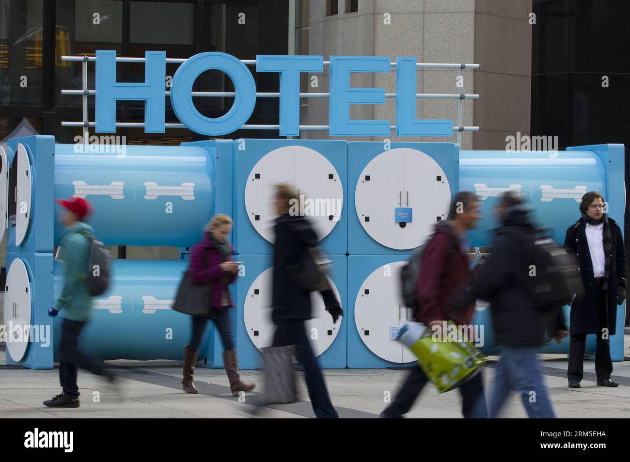 Bildnummer : 60640196 Datum : 25.10.2013 Copyright : imago/Xinhua passez devant l'hôtel Pod à Toronto, Canada, 25 octobre 2013. Le Pod Hotel est ouvert au public du 21 au 27 octobre, afin de fournir une chambre gratuite de 20 minutes pour les travailleurs. (Xinhua/Zou Zheng) CANADA-TORONTO-POD HOTEL PUBLICATIONxNOTxINxCHN Gesellschaft Röhre Kapsel Rohr Hotel Kammer Zimmer Fotostory kurios Fotostory xas x0x 2013 quer Aufmacher premiumd 60640196 Date 25 10 2013 Copyright Imago XINHUA passez devant l'hôtel POD à Toronto Canada OCT 25 2013 l'hôtel POD est ouvert au public du 21 au 27 OCT pour offrir un temps de 20 minutes S Fre Banque D'Images