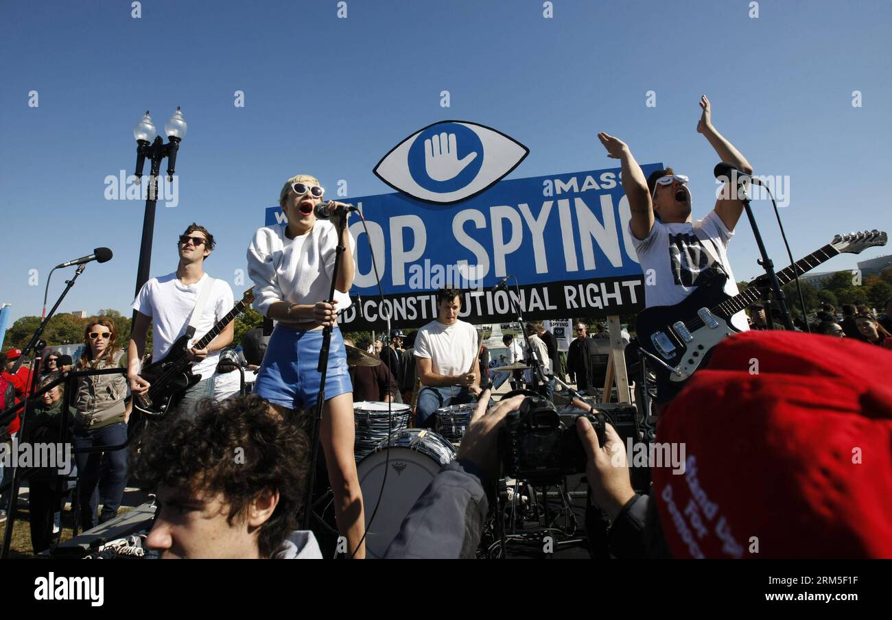 Bildnummer : 60642857 Datum : 26.10.2013 Copyright : imago/Xinhua Un groupe de rock se produit pour des manifestants lors d'une manifestation contre la surveillance gouvernementale à Washington D.C., capitale des États-Unis, le 26 octobre 2013. Des centaines de personnes se sont réunies ici samedi pour demander au Congrès américain d'enquêter sur les programmes de surveillance de masse de l'Agence de sécurité nationale (NSA) des États-Unis, d'interdire la surveillance générale des activités téléphoniques et Internet, et de poursuivre la responsabilité de tous les fonctionnaires qui ont induit en erreur les législateurs et le peuple américain. (Xinhua/Fang Zhe) US-WASHINGTON-NSA-PROTEST PUBLICATIONxNOTxINxCHN Politik Demo Pro Banque D'Images