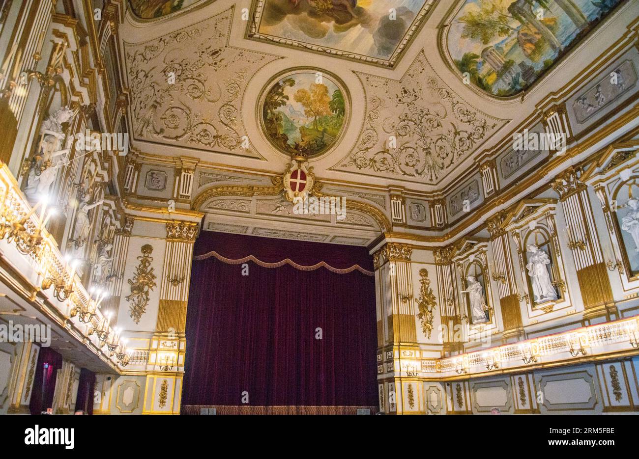 Palais royal de Naples, Italie, le magnifique quartier intérieur du palais qui a été construit à partir de 1600s. Naples, Italie Banque D'Images