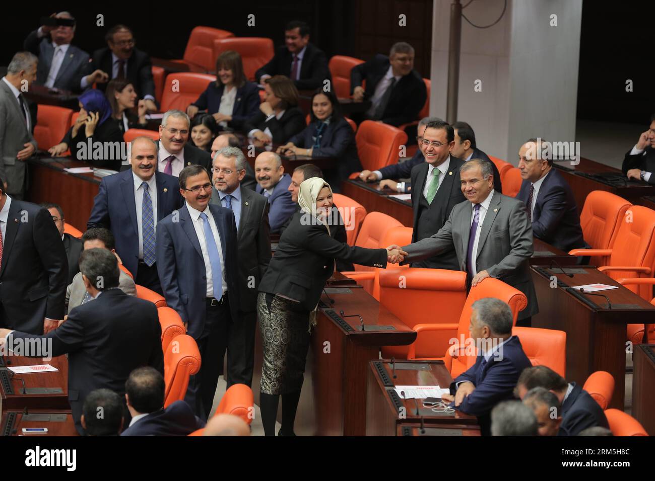 Bildnummer : 60661047 Datum : 31.10.2013 Copyright : imago/Xinhua (131031) -- ANKARA, 31 oct. 2013 (Xinhua) -- Une latrice turque portant le foulard serre la main de ses collègues au Parlement turc à Ankara, Turquie, le 31 octobre 2013. Quatre législateurs du gouvernement turc à racines islamiques ont assisté jeudi au Parlement en portant le foulard pour la première fois, brisant un long tabou du port du foulard en Turquie. (Xinhua/Mustafa Kaya) TURQUIE-ANKARA-TABOO-FOULARD-BREAK PUBLICATIONxNOTxINxCHN Politik Parlament Frauen Kopftuch religion Islam premiumd x0x xmb 2013 quer 60661047 Banque D'Images