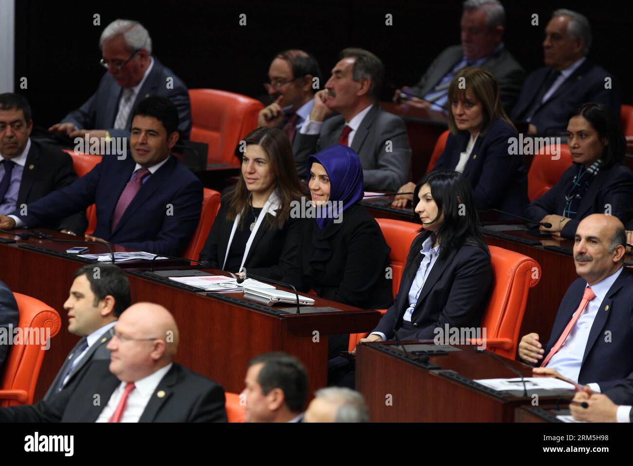 Bildnummer : 60661048 Datum : 31.10.2013 Copyright : imago/Xinhua (131031) -- ANKARA, 31 oct. 2013 (Xinhua) -- Une législatrice turque portant le foulard assiste à une réunion au Parlement turc à Ankara, Turquie, le 31 octobre 2013. Quatre législateurs du gouvernement turc à racines islamiques ont assisté jeudi au Parlement en portant le foulard pour la première fois, brisant un long tabou du port du foulard en Turquie. (Xinhua/Mustafa Kaya) TURQUIE-ANKARA-TABOO-FOULARD-BREAK PUBLICATIONxNOTxINxCHN Politik Parlament Frauen Kopftuch religion Islam premiumd x0x xmb 2013 quer 60661048 Date 31 10 201 Banque D'Images