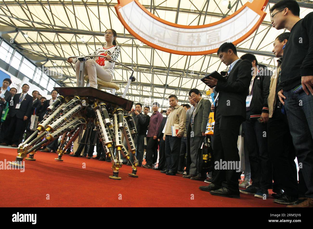 Bildnummer : 60675303 Datum : 05.11.2013 Copyright : imago/Xinhua (131105) -- SHANGHAI, 5 novembre 2013 (Xinhua) -- Une équipe de travail montre les compétences opérationnelles d'un robot lors de la 15e Foire internationale de l'industrie chinoise à Shanghai, dans l'est de la Chine, le 5 novembre 2013. Un total de 1 979 exposants de 25 pays et régions ont participé à la foire de cinq jours qui a débuté ici mardi. (Xinhua/PEI Xin) (ry) CHINA-SHANGHAI-INDUSTRY FAIR (CN) PUBLICATIONxNOTxINxCHN Wirtschaft Messe Industriemesse x2x xsk 2013 quer o0 raumfahrt 60675303 Date 05 11 2013 Copyright Imago XINHUA Shanghai novembre 5 2013 XINHUA A. Banque D'Images