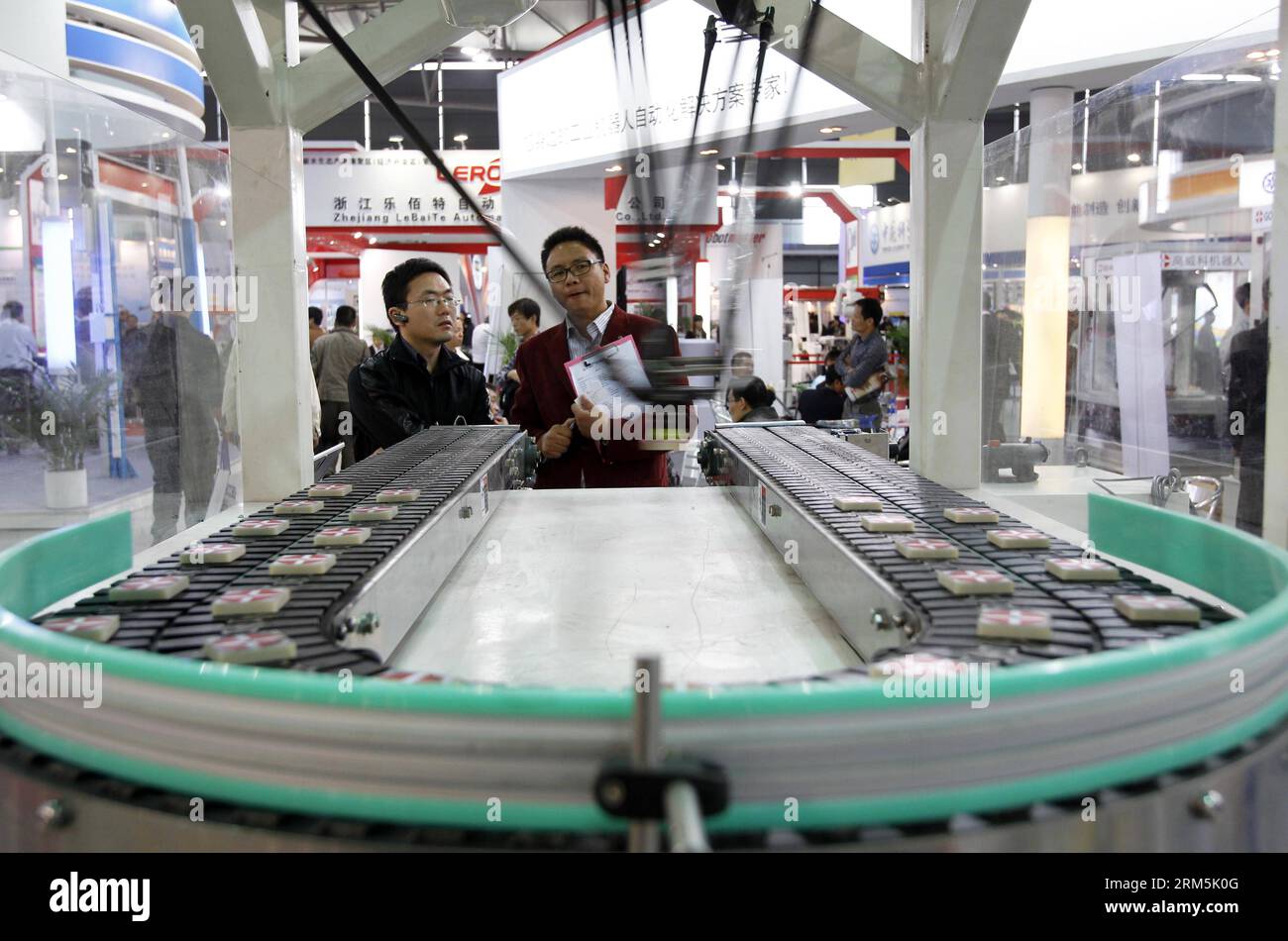 Bildnummer : 60675299 Datum : 05.11.2013 Copyright : imago/Xinhua (131105) -- SHANGHAI, 5 novembre 2013 (Xinhua) -- les visiteurs voient les compétences opérationnelles d'un robot lors de la 15e Foire internationale de l'industrie chinoise à Shanghai, dans l'est de la Chine, le 5 novembre 2013. Un total de 1 979 exposants de 25 pays et régions ont participé à la foire de cinq jours qui a débuté ici mardi. (Xinhua/Ding Ting) (ry) CHINA-SHANGHAI-INDUSTRY FAIR (CN) PUBLICATIONxNOTxINxCHN Wirtschaft Messe Industriemesse x2x xsk 2013 quer o0 robot industrieroboter Förderband förderanlage 60675299 Date 05 11 2013 Copyright Imago XINHU Banque D'Images