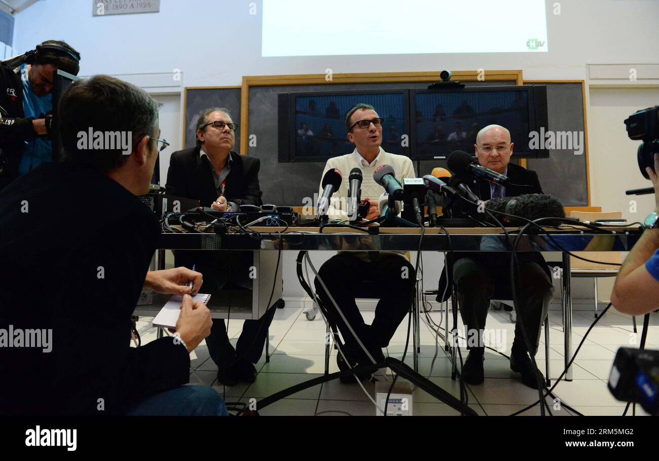 Bildnummer : 60687281 Datum : 07.11.2013 Copyright : imago/Xinhua (131108) -- LAUSANNE, (Xinhua) -- Patrice Mangin (C), directeur du Centre universitaire de médecine juridique Lausanne-Genève (CURML), prend la parole lors de la conférence de presse tenue à Lausanne, Suisse, le 7 novembre 2013. Les scientifiques suisses qui ont analysé des échantillons du cadavre de Yasser Arafat jeudi ont confirmé la présence anormale de polonium radioactif, mais l'empoisonnement reste une hypothèse, pas une certitude. (Xinhua/Wang Siwei) (djj) SUISSE-LAUSANNE-ARAFAT-analyse DE LA MORT PUBLICATIONxNOTxINxCHN personnes Politik Wissenschaftler PK Ergebnis Banque D'Images