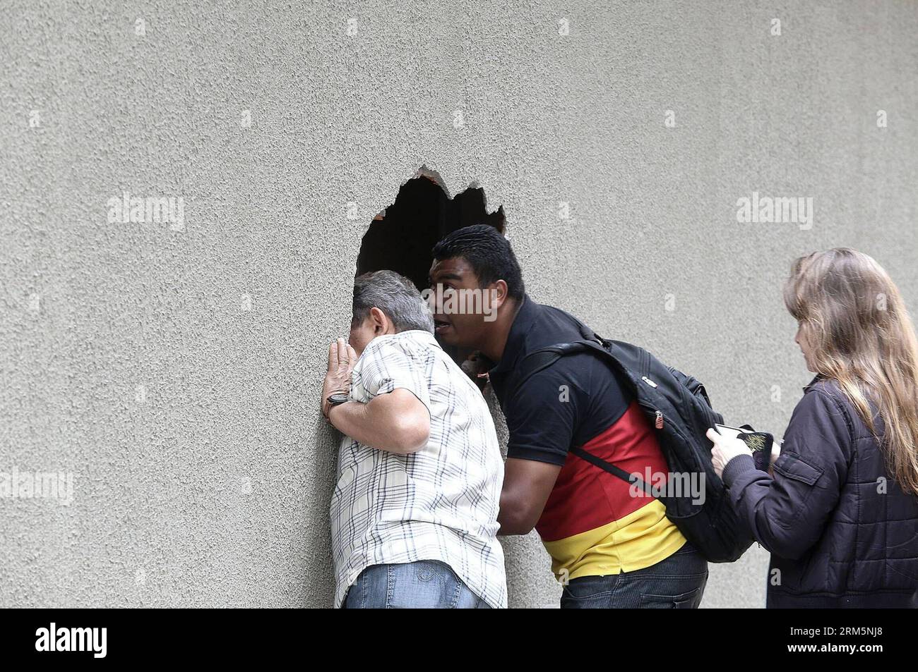 Bildnummer : 60693466 Datum : 08.11.2013 Copyright : imago/Xinhua Regardez les débris d'un gymnase après un incendie dans le centre-ville de Sao Paulo, Brésil, le 8 novembre 2013. L'incendie a également touché un bâtiment contigu. Au moins 30 ont été secourus car un homme a eu des brûlures au second degré. (Xinhua/Rahel Patrasso) BRÉSIL-SAO PAULO-ACCIDENT-FIRE PUBLICATIONxNOTxINxCHN Gesellschaft xsp x0x 2013 quer 60693466 Date 08 11 2013 Copyright Imago XINHUA Regardez les débris d'une salle de gym après un incendie dans le centre-ville de Sao Paulo Brésil LE 8 2013 novembre l'incendie a ainsi affecté un bâtiment contigu AU moins 30 ont été sauvés comme un homme a obtenu le deuxième degré Banque D'Images