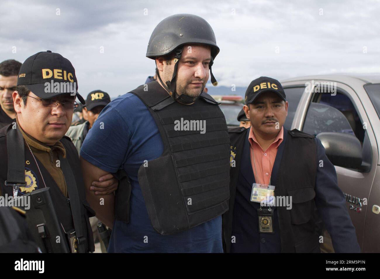 Bildnummer : 60695400 Datum : 09.11.2013 Copyright : imago/Xinhua (131110) -- GUATEMALA CITY, 9 novembre 2013 (Xinhua) -- des agents de la police nationale civile escortent Roberto Barreda (C) à son arrivée au quartier général de l'armée de l'air guatémaltèque à Guatemala City, capitale du Guatemala, le 9 novembre 2013. Barreda, fils de l'ancien président de la Cour suprême du Guatemala, était recherché par les autorités guatémaltèques, parce qu'il était le principal suspect de la mort de sa femme Cristina Siekavizza, puis a disparu avec ses deux fils en 2011. (Xinhua/Luis Echeverria) GUATEMALA-GUATEMALA-MEXICO-SECURITY-CAPT Banque D'Images