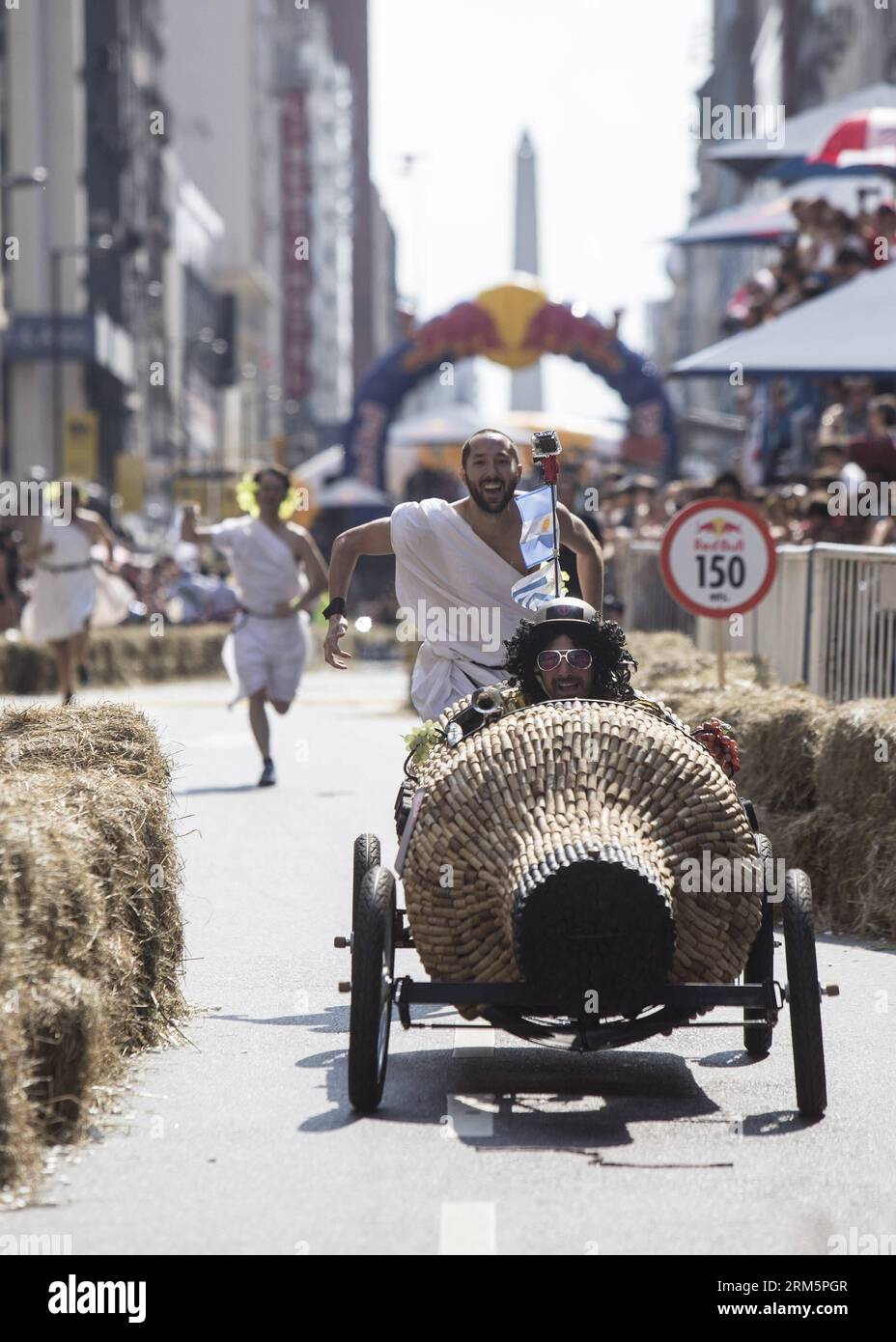 Bildnummer : 60698086 Datum : 10.11.2013 Copyright : imago/Xinhua BUENOS AIRES, le 10 novembre 2013 - les concurrents conduisent un véhicule fait maison sans moteur sur une piste de 400 mètres lors de la Red Bull Soapbox Race à Buenos Aires, Argentine, le 10 novembre 2013. (Xinhua) ARGENTINA-BUENOS AIRES-SOAPBOX RACE PUBLICATIONxNOTxINxCHN xcb x0x 2013 hoch 60698086 Date 10 11 2013 Copyright Imago XINHUA Buenos Aires Nov 10 2013 concurrents conduire un véhicule fait maison sans moteur SUR une piste de 400 mètres lors de la Red Bull Soapbox Race à Buenos Aires Argentina Nov 10 2013 XINHUA Argentina Buenos Aires Soapbox Race Banque D'Images