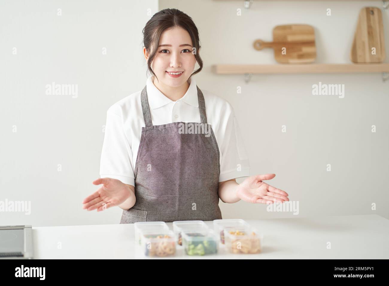 Femme asiatique cuisinant dans la cuisine Banque D'Images