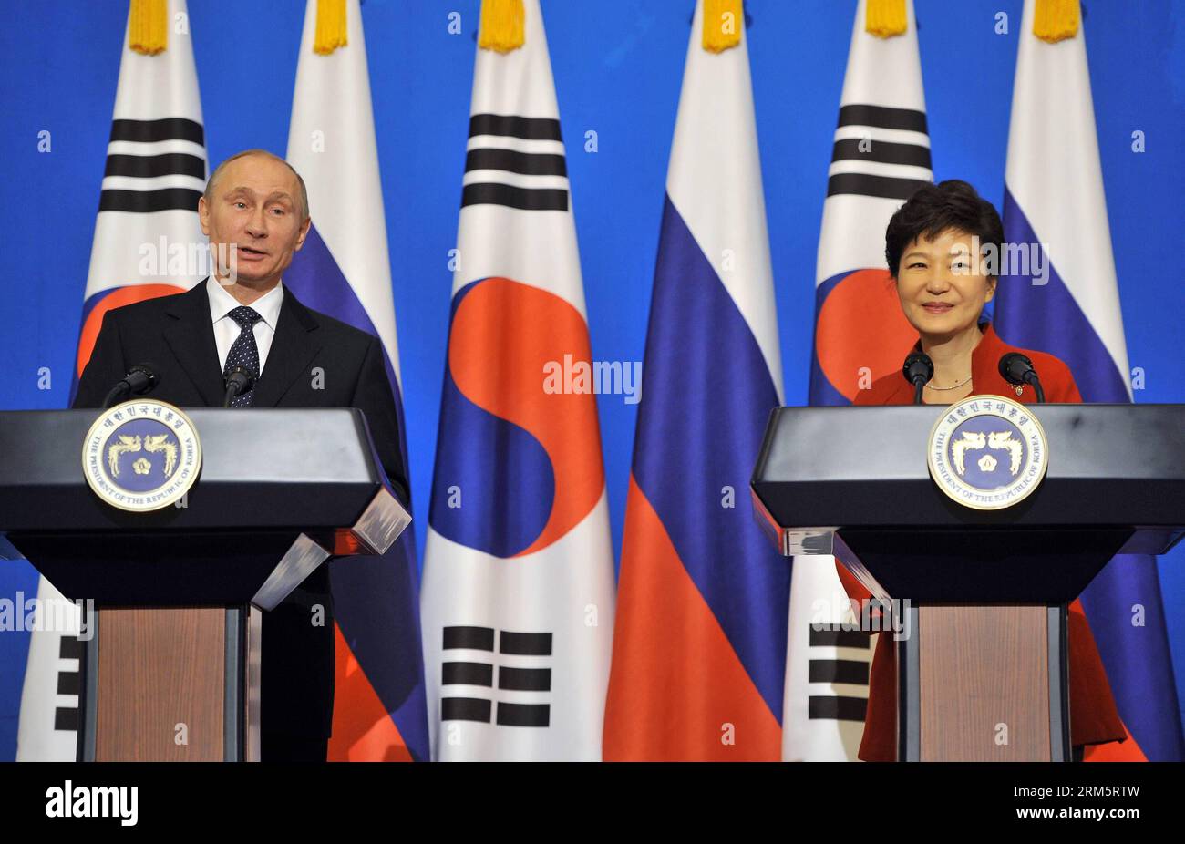 Bildnummer : 60710860 Datum : 13.11.2013 Copyright : imago/Xinhua (131113) -- SÉOUL, 13 novembre 2013 (Xinhua) -- la présidente sud-coréenne Park Geun-hye (à droite) et son homologue russe Vladimir Poutine assistent à une conférence de presse conjointe à la Maison Bleue présidentielle à Séoul, Corée du Sud, le 13 novembre 2013. Poutine est arrivé à Séoul plus tôt mercredi pour tenir son deuxième sommet avec Park. Les deux dirigeants se sont rencontrés en marge du sommet du Groupe des 20 en septembre dans la deuxième plus grande ville de Russie, Saint-Pétersbourg. (Xinhua/Pool/Jung Yeon-je) CORÉE DU SUD-SÉOUL-RUSSIE-DIPLOMATIE PUBLICATIONxNOTxINxCHN People xas Banque D'Images