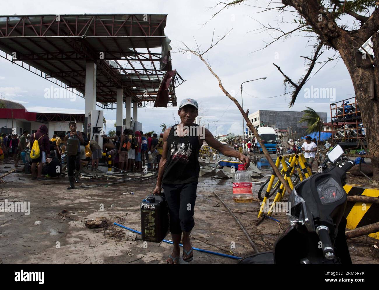 Bildnummer : 60711662 Datum : 13.11.2013 Copyright : imago/Xinhua (131113) -- TACLOBAN, 13 novembre 2013 (Xinhua) -- des résidents collectent du gaz dans une station-service endommagée à Tacloban, Philippines, 13 novembre 2013. À Tacloban souffrent de la pénurie de nourriture, d'eau et d'autres moyens de subsistance après que la tempête la plus forte sur le typhon Haiyan ait détruit cette zone. (Xinhua/lui Siu Wai) (dzl) PHILIPPINES-TACLOBAN-TYPHON-PÉNURIE DE FOURNITURES PUBLICATIONxNOTxINxCHN Sturm Wetter Unwetter Naturkatastrophe Schäden Sturmschäden Taifun Plünderung plündern Benzin xas x0x 2013 quer Aufmacher premiumd 60 Banque D'Images
