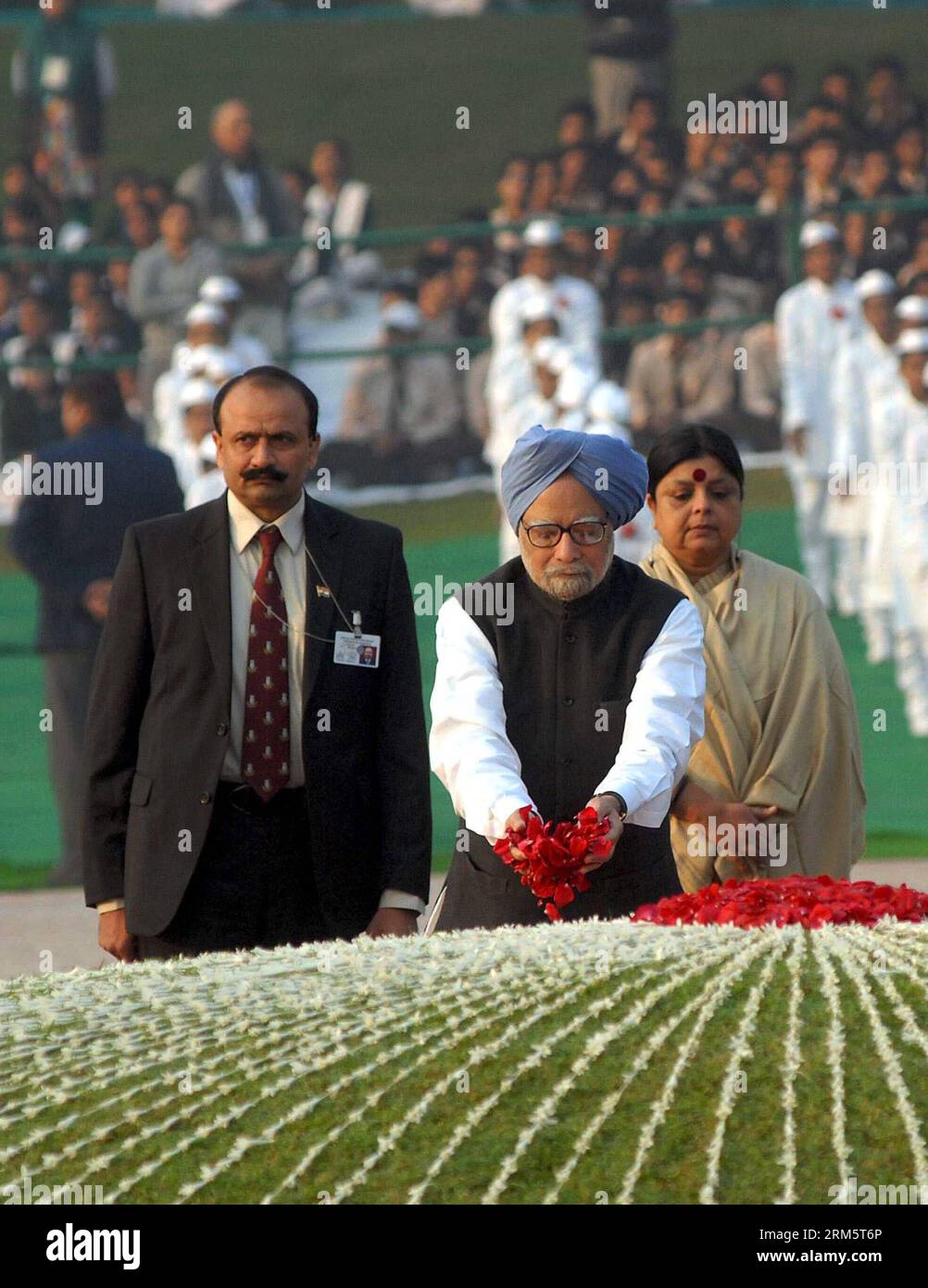 Bildnummer : 60713913 Datum : 14.11.2013 Copyright : imago/Xinhua (131114) -- NEW DELHI, 14 novembre 2013 (Xinhua) -- le Premier ministre indien Manmohan Singh (C) rend hommage floral au mémorial du premier et du défunt Premier ministre indien Pandit Jawaharlal Nehru à l'occasion de son anniversaire à New Delhi, en Inde, le 14 novembre 2013. (Xinhua/Partha Sarkar) INDE-NEW DELHI-PM PUBLICATIONxNOTxINxCHN People Politik x0x xsk 2013 hoch 60713913 Date 14 11 2013 Copyright Imago XINHUA New Delhi nov 14 2013 XINHUA Premier ministre indien Manmohan Singh C rend hommage floral AU Mémorial de l'Inde S First et la Banque D'Images