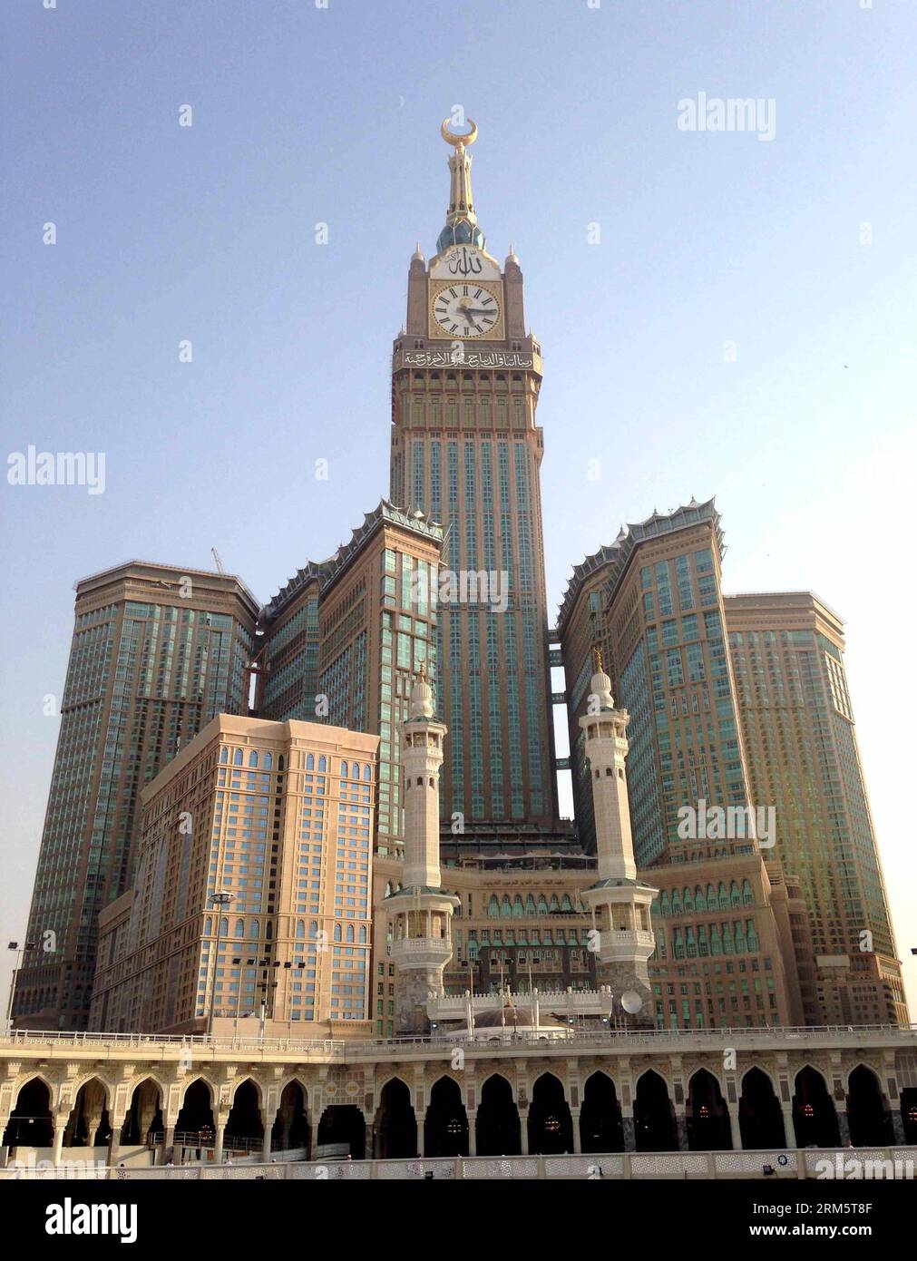 Bildnummer : 60714726 Datum : 14.11.2013 Copyright : imago/Xinhua (131114) -- RIYAD, 14 novembre 2013 (Xinhua) -- photo prise le 10 octobre 2013 montrant la Tour de Makkah à Makkah, Arabie Saoudite. Makkah Tower conserve sa place comme le 2e plus haut bâtiment du monde. Debout à la hauteur de 1 972 pieds (601,07 m), la tour Abraj Al-Bait, également connue sous le nom de tour royale de l'horloge de Makkah, a été déclaré le deuxième plus haut bâtiment du monde par le Conseil des États-Unis sur les grands bâtiments et l'habitat urbain, reconnu comme une autorité mondiale sur les gratte-ciel superdimensionnés. Seulement Burj Khalifa à Dubaï, qui est Banque D'Images