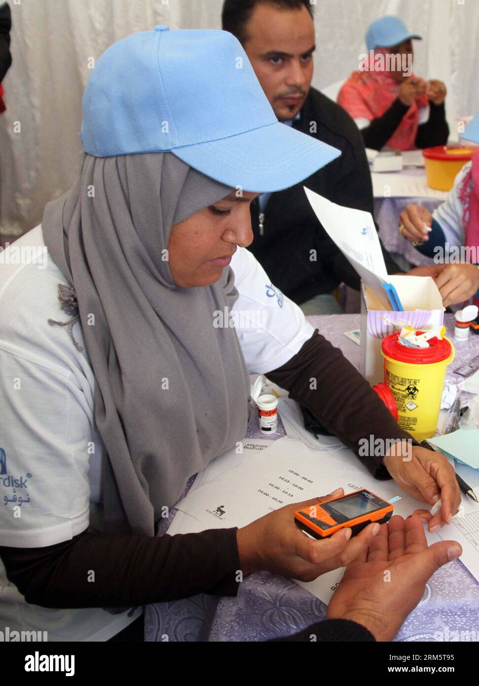 Bildnummer : 60715495 Datum : 14.11.2013 Copyright : imago/Xinhua (131114) -- TRIPOLI, 14 novembre 2013 (Xinhua) -- les Libyens participent aux activités médicales de la Journée mondiale du diabète sur la place des Martyrs, Tripoli, Libye, le 14 novembre 2013. La Journée mondiale du diabète est une journée internationale de sensibilisation au diabète qui a lieu le 14 novembre de chaque année. (Xinhua/Hamza Turkia)(zhf) LIBYE-TRIPOLI-JOURNÉE MONDIALE DU DIABÈTE PUBLICATIONxNOTxINxCHN xas x2x 2013 hoch premiumd o0 Gesellschaft Gesundheit Welt Diabetestag Blutzucker Messung Messen Prävention 60715495 Date 14 11 2013 Copyright Imago Banque D'Images