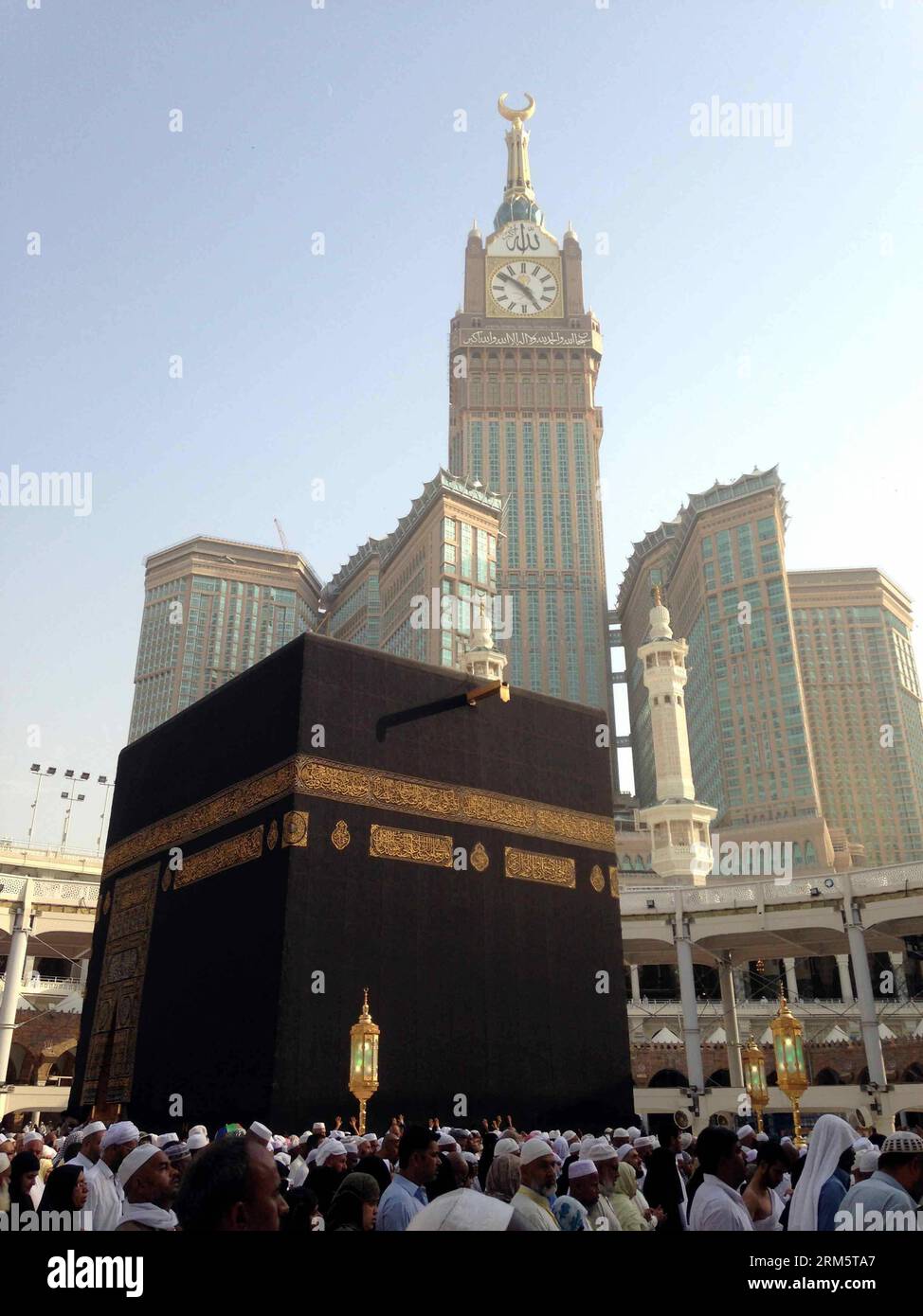 (131114) -- RIYAD, 14 novembre 2013 (Xinhua) -- photo prise le 10 octobre 2013 montrant la Tour de la Makkah à Makkah, Arabie Saoudite. Makkah Tower conserve sa place comme le 2e plus haut bâtiment du monde. Debout à la hauteur de 1 972 pieds (601,07 m), la tour Abraj Al-Bait, également connue sous le nom de tour royale de l'horloge de Makkah, a été déclaré le deuxième plus haut bâtiment du monde par le Conseil des États-Unis sur les grands bâtiments et l'habitat urbain, reconnu comme une autorité mondiale sur les gratte-ciel superdimensionnés. Seul Burj Khalifa à Dubaï, qui mesure 2 717 pieds (828,14 mètres) de haut, dépasse la tour de l'horloge de Makkah Banque D'Images