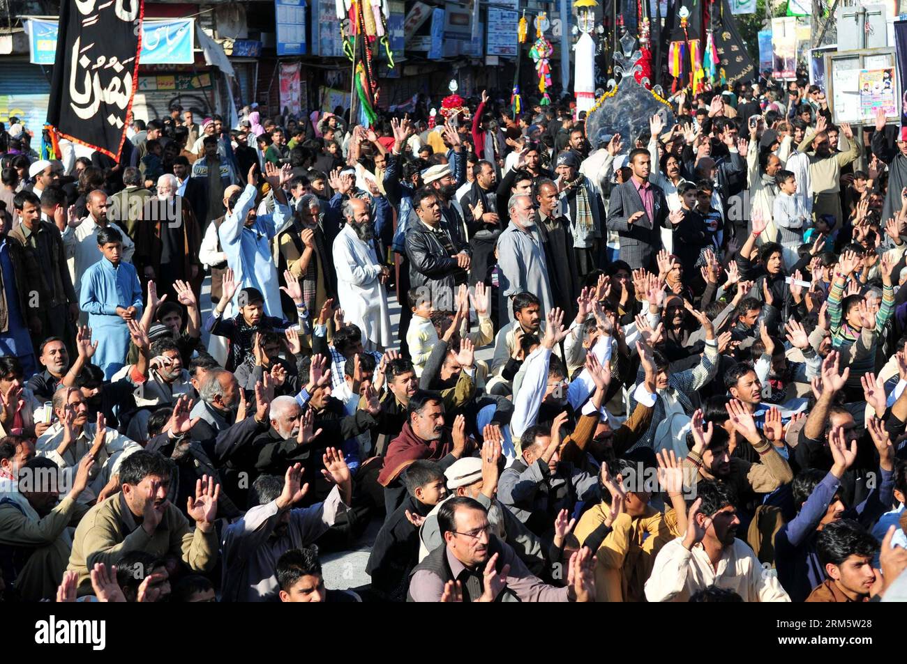 Bildnummer : 60720861 Datum : 15.11.2013 Copyright : imago/Xinhua RAWALPINDI, 15 novembre 2013 - les musulmans chiites pakistanais lèvent la main lors d'une procession de Muharram pour marquer le jour de l'Ashura à Rawalpindi, Pakistan, le 15 novembre 2013. Le nombre de morts a augmenté à 10 dans la violence qui a éclaté dans la ville de garnison pakistanaise de Rawalpindi près de la capitale Islamabad vendredi soir, ont rapporté les médias locaux. L'incident a eu lieu lorsque des pleureurs chiites effectuaient des processions de deuil sur leur route le 10 de Mouharram, le mois sacré des musulmans. (Xinhua/Ahmad Kamal) PAKISTAN-RAWALPINDI-ASHURA PUBLICATIONxNOTxINxCHN poli Banque D'Images