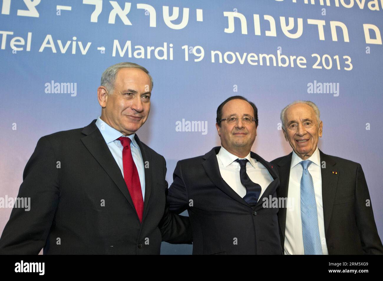 Bildnummer : 60732595 Datum : 19.11.2013 Copyright : imago/Xinhua (131119) -- TEL AVIV, 19 novembre 2013 (Xinhua) -- visite du président français François Hollande (C) pose pour une photo avec le président israélien Shimon Peres (R) et le Premier ministre Benjamin Netanyahu lors de leur visite à un sommet franco-israélien sur l’innovation technologique dans un hôtel de tel Aviv, Israël, le 19 novembre 2013. Hollande a conclu un voyage de trois jours en Israël et en Palestine en participant à un sommet franco-israélien sur l’innovation technologique et en rencontrant des membres de la communauté française. (Xinhua/Pool/Jack Guez) ISRAEL-TEL AVIV-INNOVATION SUMMIT-FRANCE- Banque D'Images