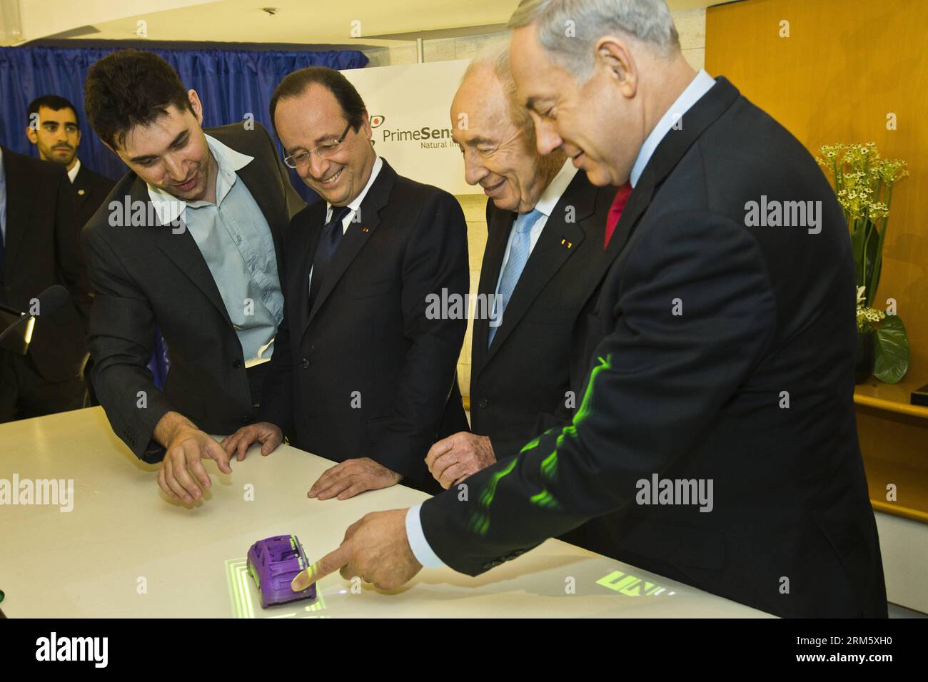 Bildnummer : 60732594 Datum : 19.11.2013 Copyright : imago/Xinhua (131119) -- TEL AVIV, 19 novembre 2013 (Xinhua) -- le président français François Hollande (2e L), le Premier ministre israélien Benjamin Netanyahu (1e R) et le président Shimon Peres (2e R) assistent à l’inauguration de la Journée de l’innovation dans un hôtel de tel Aviv, Israël, le 19 novembre 2013. Hollande a conclu un voyage de trois jours en Israël et en Palestine en participant à un sommet franco-israélien sur l’innovation technologique et en rencontrant des membres de la communauté française. (Xinhua/Pool/Jack Guez) ISRAEL-TEL AVIV-INNOVATION SUMMIT-FRANCE-FRANCOIS HOLLANDE PUBLICATIONxNOTx Banque D'Images