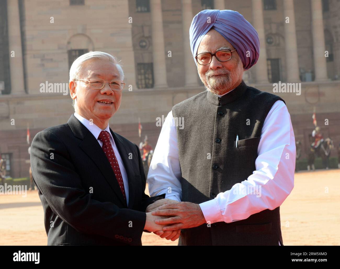 Bildnummer : 60733747 Datum : 20.11.2013 Copyright : imago/Xinhua (131120) -- NEW DELHI, 20 novembre 2013 (Xinhua) -- le secrétaire général du Parti communiste du Vietnam (CPV) Nguyen Phu Trong (à gauche) serre la main du Premier ministre indien Manmohan Singh lors de la cérémonie au Palais présidentiel indien à New Delhi, Inde, le 20 novembre 2013. (Xinhua/Partha Sarkar) INDE-NEW DELHI-VIETNAM-VISIT PUBLICATIONxNOTxINxCHN People Politik x0x xsk 2013 quer 60733747 Date 20 11 2013 Copyright Imago XINHUA New Delhi nov 20 2013 XINHUA Secrétaire général du Parti communiste du Vietnam CPV ng Banque D'Images