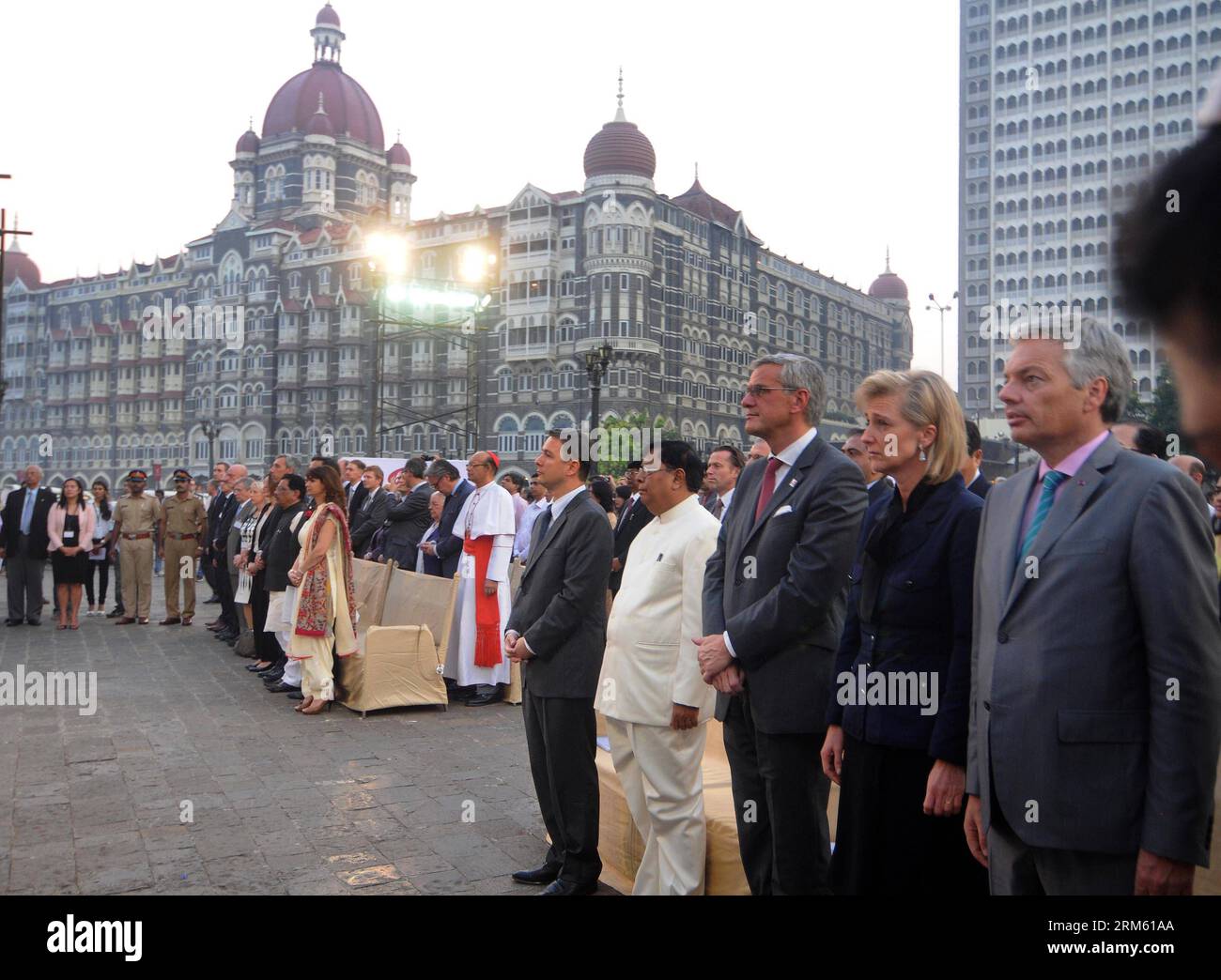 Bildnummer : 60761109 Datum : 26.11.2013 Copyright : imago/Xinhua MUMBAI, 26 nov. 2013 (Xinhua) -- la Princesse Astrid (2e R) et le Vice-Premier ministre Didier Reynders (1e R) participent à un événement commémorant le cinquième anniversaire de l'attentat terroriste de Mumbai en 26/11 à Mumbai, en Inde, le 26 novembre 2013. (Xinhua/Stringer)(zhf) INDIA-MUMBAI-BELGIUM-PRINCESS ASTRID-VISIT PUBLICATIONxNOTxINxCHN Entertainment People Adel x0x xkg 2013 quer premiumd Banque D'Images