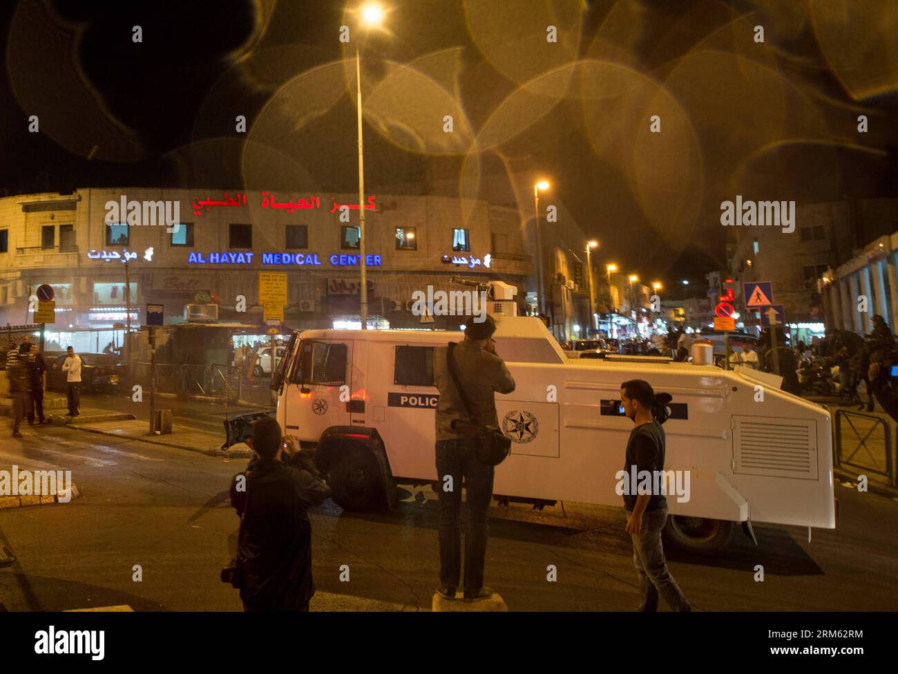 Bildnummer : 60775840 Datum : 30.11.2013 Copyright : imago/Xinhua la police frontalière israélienne utilise un canon à eau pour disperser les manifestants lors d'une manifestation de solidarité avec les Arabes bédouins qui sont contre un plan de déplacement du gouvernement israélien pour les Bédouins dans le désert du Néguev, devant la porte d'Hérode dans la vieille ville de Jérusalem, le 30 novembre 2013. Des milliers d'Israéliens sont descendus dans les rues du pays samedi pour protester contre le plan du gouvernement visant à déplacer quelque 40 000 000 Bédouins arabes de leurs terres. (Xinhua/Li Rui) (ybg) PLAN DE DÉPLACEMENT MIDEAST-JÉRUSALEM-BÉDOUIN Banque D'Images