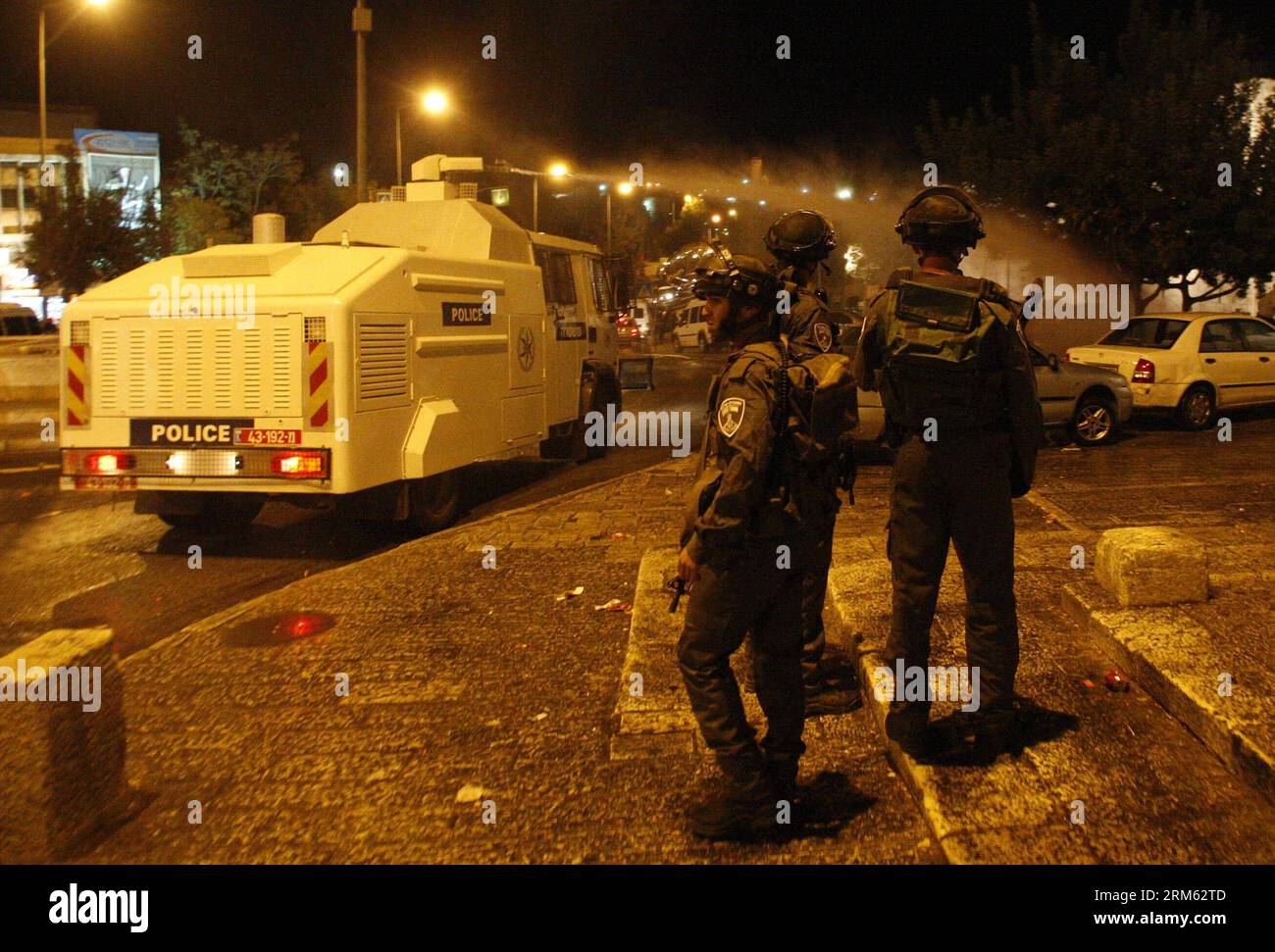 Bildnummer : 60775838 Datum : 30.11.2013 Copyright : imago/Xinhua la police des frontières israélienne utilise des canons à eau pour disperser les manifestants lors d'une manifestation de solidarité avec les Arabes bédouins qui sont contre un plan de déplacement du gouvernement israélien pour les Bédouins dans le désert du Néguev, devant la porte d'Hérode dans la vieille ville de Jérusalem, le 30 novembre 2013. Des milliers d'Israéliens sont descendus dans les rues du pays samedi pour protester contre le plan du gouvernement visant à déplacer quelque 40 000 000 Bédouins arabes de leurs terres. (Xinhua/Muammar Awad) (dzl) MIDEAST-JERUSALEM-BEDOUIN DISPLAC Banque D'Images
