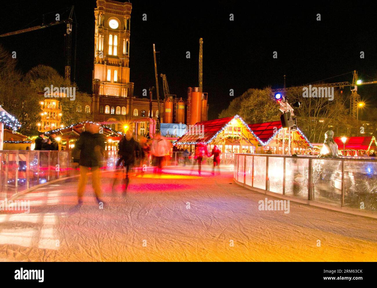 Bildnummer : 60781718 Datum : 01.12.2013 Copyright : imago/Xinhua (131202) -- BERLIN, 1 déc. 2013 (Xinhua) -- une photo prise le 1 décembre 2013 montre une patinoire sur un marché de Noël à Berlin, en Allemagne. (Xinhua/Ban Wei) ALLEMAGNE-BERLIN-MARCHÉ DE NOËL PUBLICATIONxNOTxINxCHN Gesellschaft x2x xkg 2013 quer o0 weihnachten weihnachtsmarkt deko Weihnachtsdeko Weihnachtsbeleuchtung beleuchtung Banque D'Images