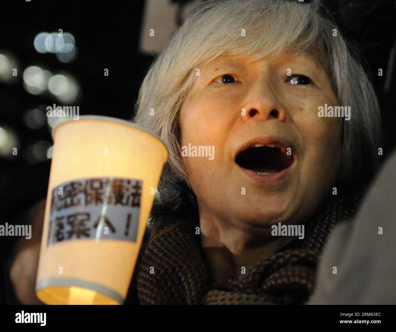 Bildnummer : 60782097 Datum : 02.12.2013 Copyright : imago/Xinhua (131202) -- TOKYO, 2 déc. 2013 (Xinhua) -- Une femme crie des slogans devant le bâtiment du Parlement à Tokyo, Japon, 2 déc. 2013. ShigerucIshiba, secrétaire général du Parti libéral démocrate au pouvoir au Japon, a présenté lundi ses excuses pour avoir appelé à des manifestations contre le projet de loi controversé sur le secret des actes de terrorisme. (Xinhua/Stringer) (jl) JAPAN-POLITICS-SECRECY BILL PUBLICATIONxNOTxINxCHN xas x2x 2013 quer Aufmacher premiumd o0 démonstration de protestation politik Land leute kerze Banque D'Images