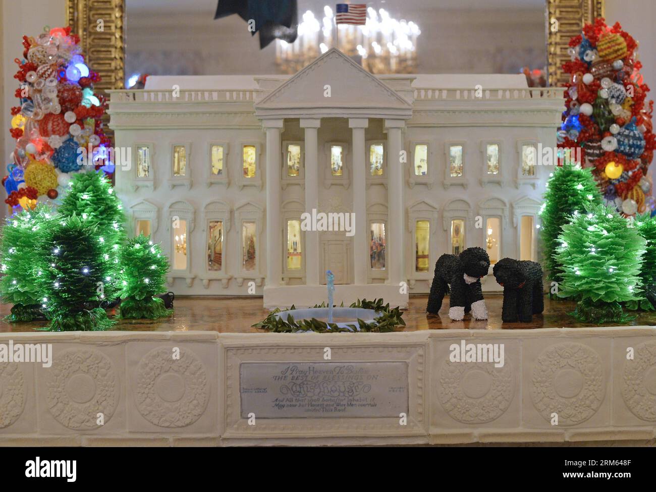 Bildnummer : 60794965 Datum : 04.12.2013 Copyright : imago/Xinhua (131204) -- WASHINGTON D.C., 4 déc. 2013 (Xinhua) -- Une réplique comestible de la Maison Blanche en pain d'épice de près de 300 livres est vue dans la salle à manger de la Maison Blanche à Washington D.C., capitale des États-Unis, le 4 décembre 2013, lors du visionnement médiatique des décorations de Noël de la Maison Blanche. (Xinhua/Zhang Jun) US-WASHINGTON-WHITE HOUSE-CHRISTMAS DECORATIONS PUBLICATIONxNOTxINxCHN Gesellschaft Weihnachten Weihnachtsdeko x2x xac 2013 quer o0 Weihnachtszeit Weihnachtlich Deko Modell Weisses Haus Miniatur Banque D'Images