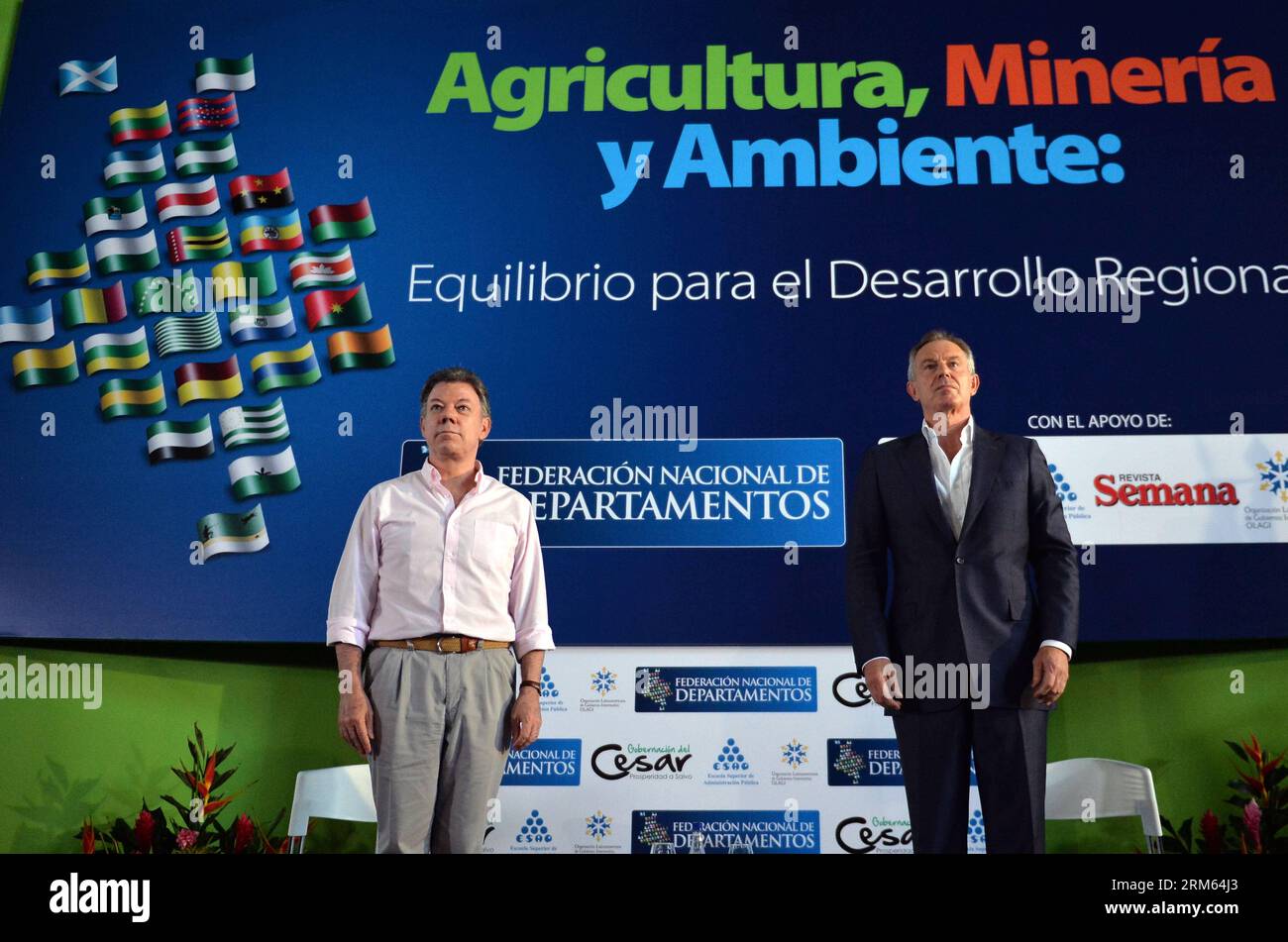 Bildnummer : 60799661 Datum : 05.12.2013 Copyright : imago/Xinhua (131206) -- VALLEDUPAR, 6 déc. 2013 (Xinhua) -- image fournie par la présidence colombienne montre le président colombien Juan Manuel Santos (à gauche) et l ancien premier ministre britannique Tony Blair qui assistent au 73e Sommet des gouverneurs colombiens, tenu à Valledupar, en Colombie, le 5 décembre 2013. (Xinhua/Javier Casella/Présidence colombienne) COLOMBIE-VALLEDUPAR-UK-POLITICS-VISIT PUBLICATIONxNOTxINxCHN People Politik x0x xkg 2013 quer Banque D'Images