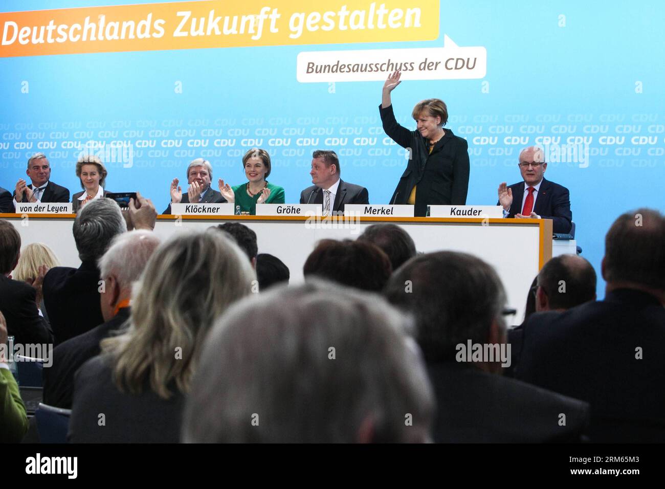 Bildnummer : 60811742 Datum : 09.12.2013 Copyright : imago/Xinhua (131209) -- BERLIN, 9 déc. 2013 (Xinhua) -- la chancelière allemande Angela Merkel (2e R) fait signe après un discours alors que les autres délégués applaudissent pour elle lors d'une conférence de l'Union chrétienne-démocrate allemande (CDU) à Berlin, en Allemagne, le 9 décembre 2013. Le bloc conservateur de la CDU d Angela Merkel a voté pour l alliance avec le Parti social-démocrate (SPD) de centre-gauche lors d une petite conférence du parti lundi. (Xinhua/Zhang Fan) ALLEMAGNE-BERLIN-CDU-ACCORD DE COALITION PUBLICATIONxNOTxINxCHN Politik People xas x0x 2013 quer premiumd Banque D'Images