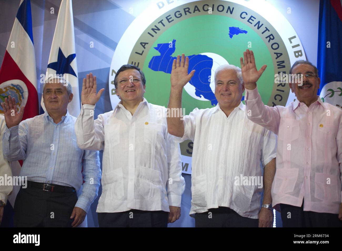 Bildnummer : 60829587 Datum : 13.12.2013 Copyright : imago/Xinhua RIO HATO, le 13 décembre 2013 - (de gauche à droite) le président du Guatemala Otto Perez Molina, le président de la Commission européenne Jose Manuel Barroso, le président du Panama Ricardo Martinelli et le président de la République dominicaine Danilo Medina posent pour une photo lors du 42e sommet du système d'intégration de l'Amérique centrale à Cocle, Panama, le 13 décembre 2013. (Xinhua/Mauricio Valenzuela) (rt) (ce) PANAMA-RIO HATO-POLITICS-SUMMIT PUBLICATIONxNOTxINxCHN People Politik xdp x0x premiumd 2013 quer Banque D'Images