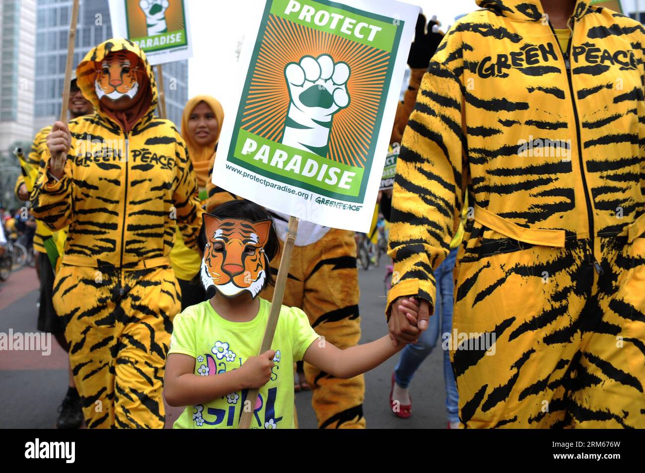 Bildnummer : 60831566 Datum : 15.12.2013 Copyright : imago/Xinhua des militants assistent à un rassemblement national exigeant la protection de la forêt à Jakarta, Indonésie, le 15 décembre 2013. L'Indonésie a connu la plus forte augmentation de la perte de forêts, plus que doublé sa perte annuelle au cours de la période d'étude à près de 20 000 kilomètres carrés en 2011, ont déclaré des chercheurs de l'Université du Maryland, Google et le gouvernement américain. (Xinhua/Veri Sanovri) INDONESIA-JAKARTA-RALLY PUBLICATIONxNOTxINxCHN Gesellschaft Tierschützer Demo Protest Tierschutz Naturschutz Naturschützer xdp x0x 2013 quer premiumd Banque D'Images