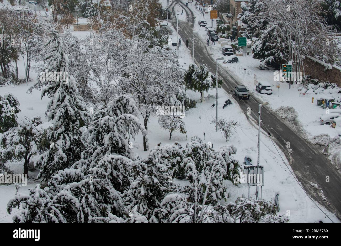 Bildnummer : 60831583 Datum : 14.12.2013 Copyright : imago/Xinhua un véhicule roule dans une rue enneigée de Jérusalem, le 14 décembre 2013. Le temps de neige a continué ici samedi. Quelque 35 000 maisons en Israël sont toujours sans électricité, les routes sont bloquées et deux sont mortes alors que la tempête la plus lourde depuis des décennies frappe Israël pour le cinquième jour, ont rapporté samedi les médias locaux. (Xinhua/Li Rui) MIDEAST-JERUSALEM-SNOW STORM PUBLICATIONxNOTxINxCHN Gesellschaft Wetter Winter Jahreszeit Kälte Schnee Israel xdp x0x 2013 quer Banque D'Images