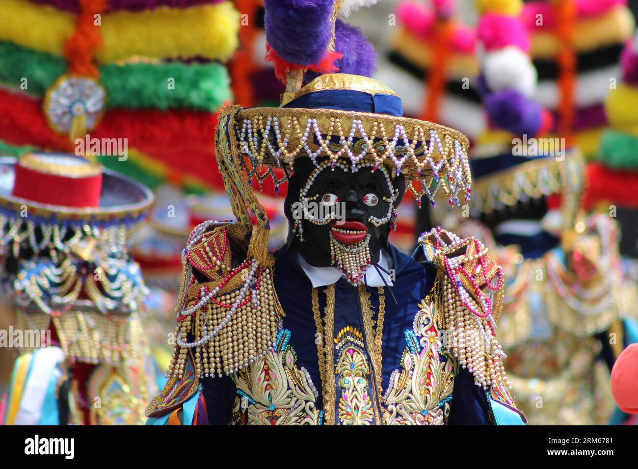 Bildnummer : 60831559 Datum : 14.12.2013 Copyright : imago/Xinhua des danseurs habillés en Truco y la Dama , se produisent dans la cour d'honneur du Palais du Gouvernement, à Lima, capitale du Pérou, le 14 décembre 2013. La danse de Los Negritos ou Cofradia de los Negritos , danse traditionnelle de la période de Noël dans la ville de Huanuco, a été déclarée patrimoine culturel en août 2005. (Xinhua/Luis Camacho) (rt) PÉROU-LIMA-CULTURE-DANCE PUBLICATIONxNOTxINxCHN Gesellschaft Kultur Tradition Tanz folklore xdp x0x 2013 quer premiumd Banque D'Images