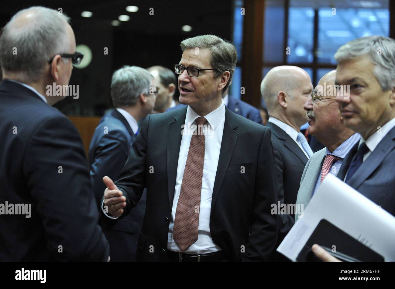 131216 -- BRUXELLES, le 16 décembre 2013 xinhua -- le ministre allemand des Affaires étrangères Guido Westerwelle C s'entretient avec ses homologues avant une réunion des ministres des Affaires étrangères au siège de l'UE à Bruxelles, capitale de la Belgique, le 16 décembre 2013. Xinhua/Ye Pingfan BELGIQUE-BRUXELLES-eu-FM-MEETING PUBLICATIONxNOTxINxCHN Banque D'Images