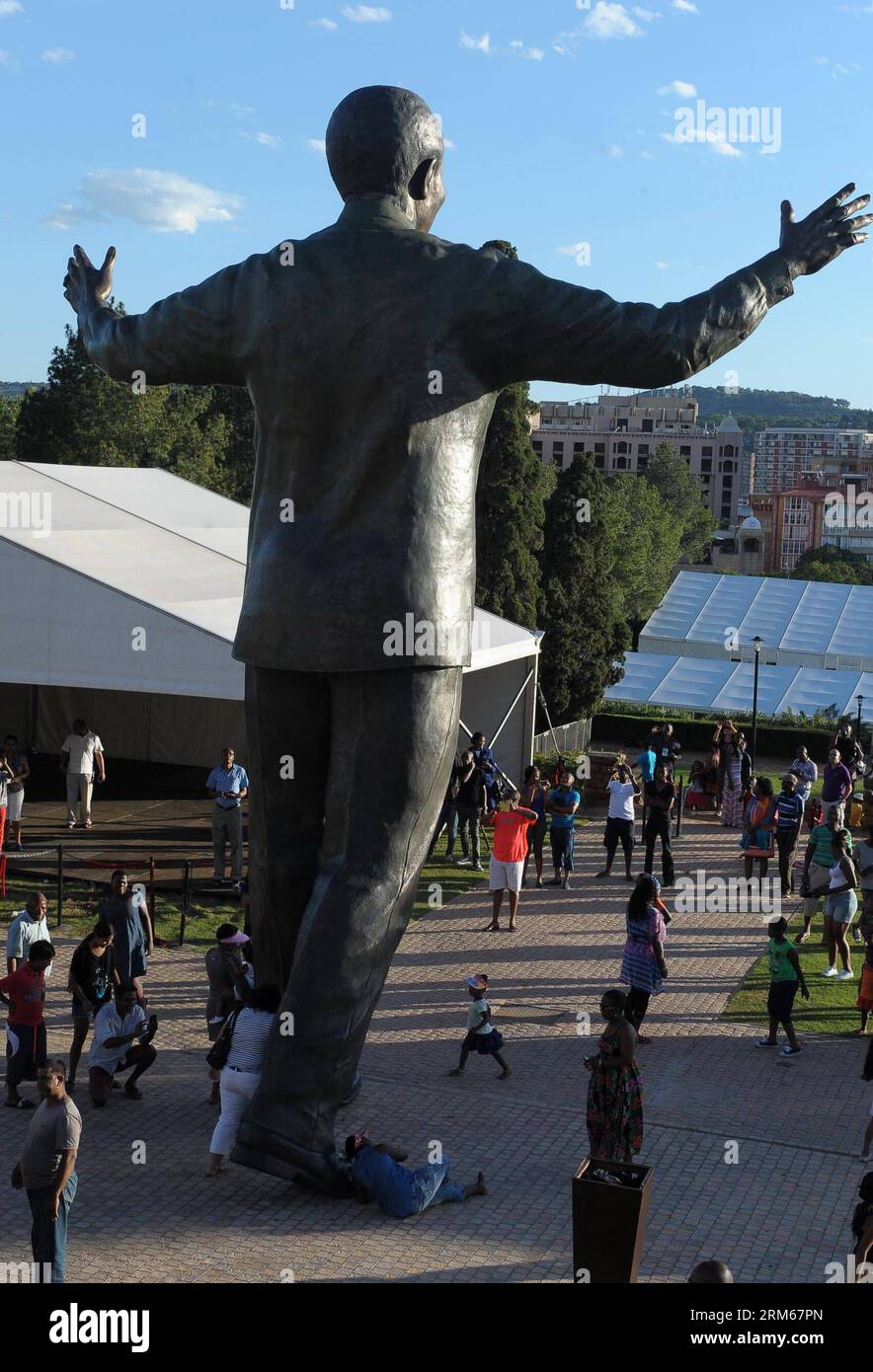 PRETORIA, 16 déc. 2013 (Xinhua) -- les gens visitent la statue de l'ancien président sud-africain Nelson Mandela aux bâtiments de l'Union à Pretoria le 16 décembre 2013. Le président sud-africain Jacob Zuma a dévoilé lundi la statue de neuf mètres de haut de Nelson Mandela dans les bâtiments de l'Union à Pretoria, dans le cadre des célébrations de la Journée de la réconciliation. (Xinhua/Li Qihua) (ybg) SOUTH AFRICA-PRETORIA-MANDELA-STATUE PUBLICATIONxNOTxINxCHN Pretoria DEC 16 2013 des célébrités XINHUA visitent la statue de l'ancien président sud-africain Nelson Mandela AUX bâtiments de l'Union à Pretoria DEC 16 2013 South African Presi Banque D'Images