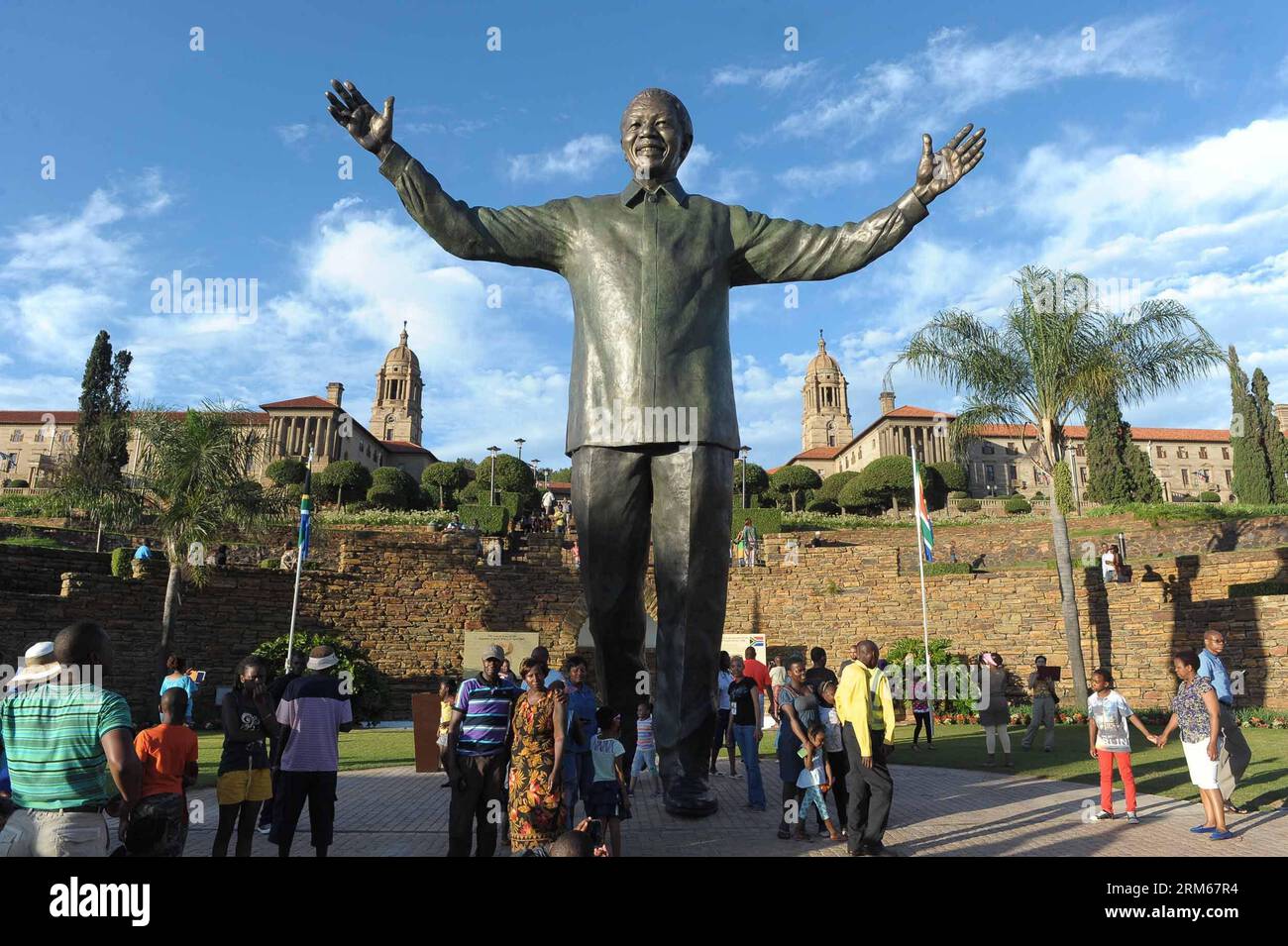 PRETORIA, 16 déc. 2013 (Xinhua) -- les gens visitent la statue de l'ancien président sud-africain Nelson Mandela aux bâtiments de l'Union à Pretoria le 16 décembre 2013. Le président sud-africain Jacob Zuma a dévoilé lundi la statue de neuf mètres de haut de Nelson Mandela dans les bâtiments de l'Union à Pretoria, dans le cadre des célébrations de la Journée de la réconciliation. (Xinhua/Li Qihua) (ybg) SOUTH AFRICA-PRETORIA-MANDELA-STATUE PUBLICATIONxNOTxINxCHN Pretoria DEC 16 2013 des célébrités XINHUA visitent la statue de l'ancien président sud-africain Nelson Mandela AUX bâtiments de l'Union à Pretoria DEC 16 2013 South African Presi Banque D'Images