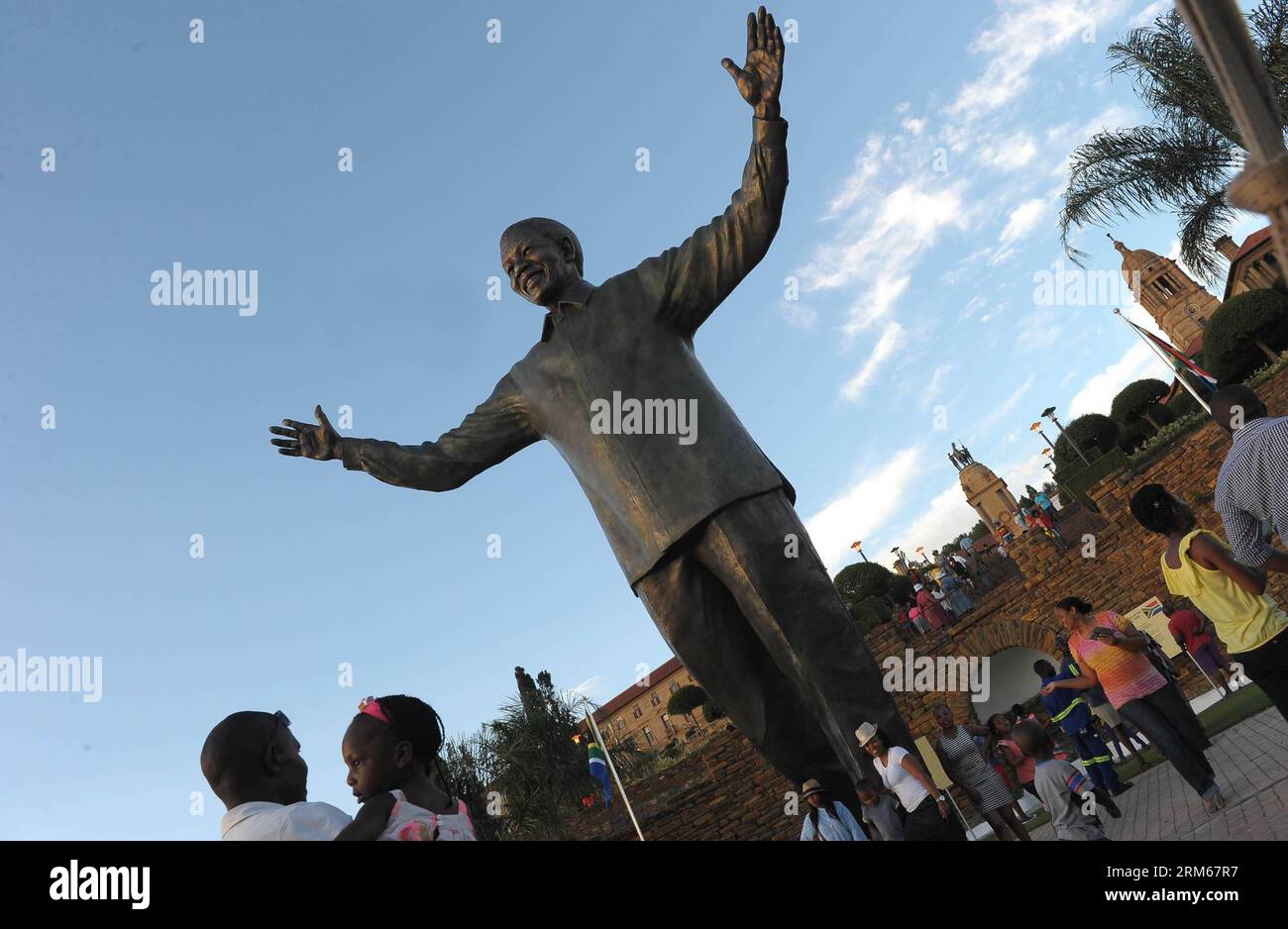PRETORIA, 16 déc. 2013 (Xinhua) -- les gens visitent la statue de l'ancien président sud-africain Nelson Mandela aux bâtiments de l'Union à Pretoria le 16 décembre 2013. Le président sud-africain Jacob Zuma a dévoilé lundi la statue de neuf mètres de haut de Nelson Mandela dans les bâtiments de l'Union à Pretoria, dans le cadre des célébrations de la Journée de la réconciliation. (Xinhua/Li Qihua) (ybg) SOUTH AFRICA-PRETORIA-MANDELA-STATUE PUBLICATIONxNOTxINxCHN Pretoria DEC 16 2013 des célébrités XINHUA visitent la statue de l'ancien président sud-africain Nelson Mandela AUX bâtiments de l'Union à Pretoria DEC 16 2013 South African Presi Banque D'Images