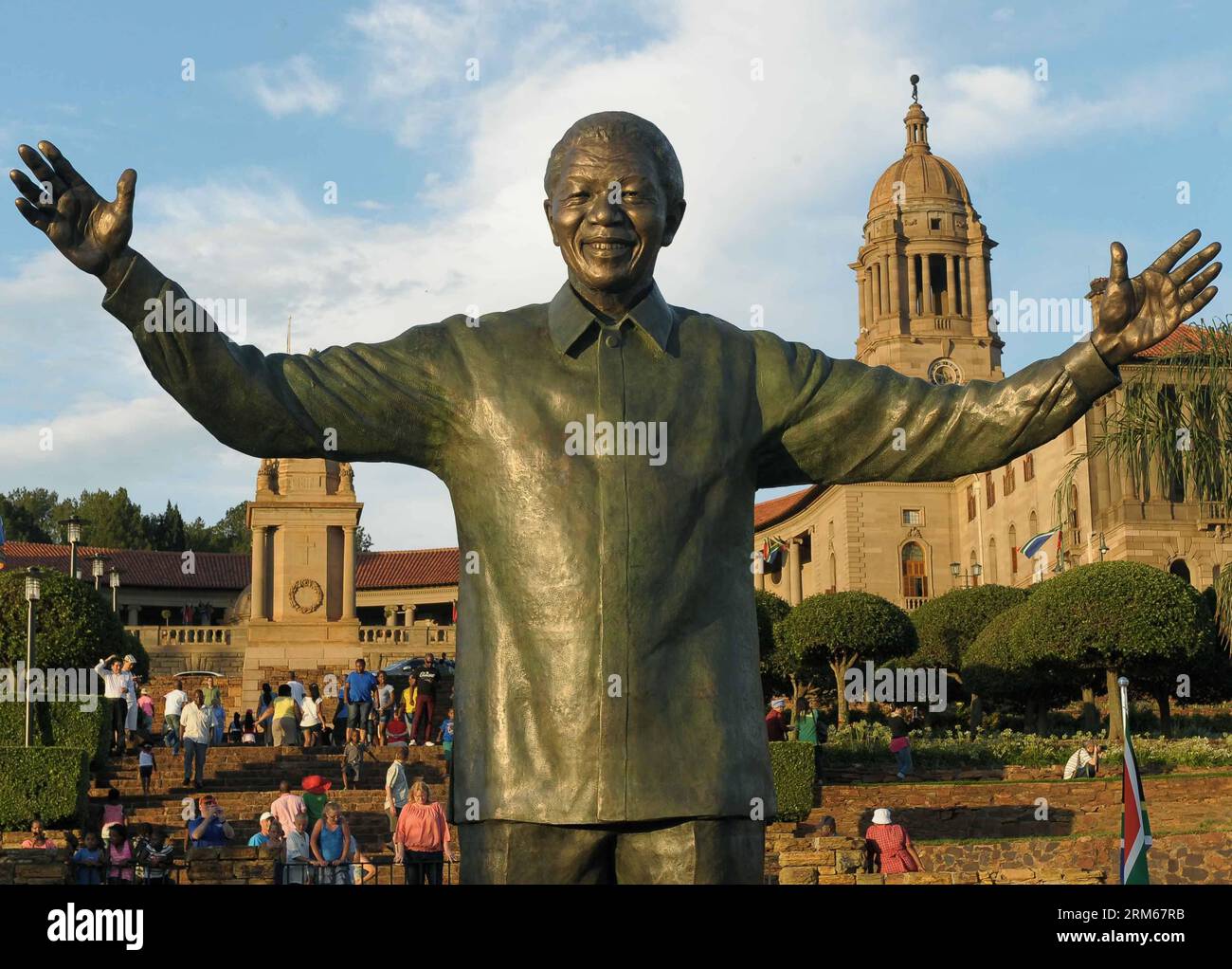 PRETORIA, 16 déc. 2013 (Xinhua) -- les gens visitent la statue de l'ancien président sud-africain Nelson Mandela aux bâtiments de l'Union à Pretoria le 16 décembre 2013. Le président sud-africain Jacob Zuma a dévoilé lundi la statue de neuf mètres de haut de Nelson Mandela dans les bâtiments de l'Union à Pretoria, dans le cadre des célébrations de la Journée de la réconciliation. (Xinhua/Li Qihua) (ybg) SOUTH AFRICA-PRETORIA-MANDELA-STATUE PUBLICATIONxNOTxINxCHN Pretoria DEC 16 2013 des célébrités XINHUA visitent la statue de l'ancien président sud-africain Nelson Mandela AUX bâtiments de l'Union à Pretoria DEC 16 2013 South African Presi Banque D'Images