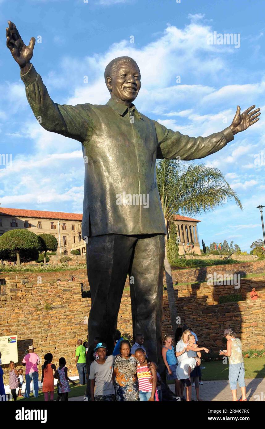 PRETORIA, 16 déc. 2013 (Xinhua) -- les gens visitent la statue de l'ancien président sud-africain Nelson Mandela aux bâtiments de l'Union à Pretoria le 16 décembre 2013. Le président sud-africain Jacob Zuma a dévoilé lundi la statue de neuf mètres de haut de Nelson Mandela dans les bâtiments de l'Union à Pretoria, dans le cadre des célébrations de la Journée de la réconciliation. (Xinhua/Li Qihua) (ybg) SOUTH AFRICA-PRETORIA-MANDELA-STATUE PUBLICATIONxNOTxINxCHN Pretoria DEC 16 2013 des célébrités XINHUA visitent la statue de l'ancien président sud-africain Nelson Mandela AUX bâtiments de l'Union à Pretoria DEC 16 2013 South African Presi Banque D'Images