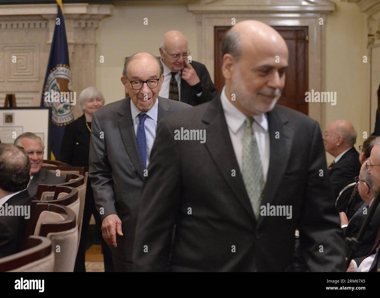 (131216) -- WASHINGTON D.C., 16 décembre 2013 (Xinhua) -- Ben Bernanke (1e R), ancien président de la Réserve fédérale Alan Greenspan (2e L) et Paul Volker (2e R), Janet Yellen, vice-présidente et présidente entrante, sort lors de la commémoration du centenaire de la Réserve fédérale américaine dans le bâtiment de la Réserve fédérale à Washington D.C., capitale des États-Unis, le 16 décembre 2013. (Xinhua/Zhang Jun) US-WASHINGTON-FED-CENTENNIAL PUBLICATIONxNOTxINxCHN Washington D C DEC 16 2013 XINHUA U S Président du Conseil de la Réserve fédérale Ben Bernanke 1st r ancien Président de la Réserve fédérale A. Banque D'Images