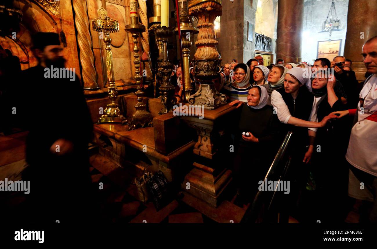 JÉRUSALEM, 17 déc. 2013 (Xinhua) -- des gens se rassemblent dans une église de la vieille ville de Jérusalem le 17 novembre 2013. Jérusalem, l'une des plus anciennes villes du monde, est sainte pour les trois grandes religions abrahamiques - le judaïsme, le christianisme et l'islam. Israéliens et Palestiniens revendiquent Jérusalem comme capitale, Israël y maintenant ses principales institutions gouvernementales. La vieille ville de Jérusalem a été traditionnellement divisée en quatre quartiers, à savoir les quartiers arménien, chrétien, juif et musulman. Il est devenu un site du patrimoine mondial en 1981, et est sur la liste du patrimoine mondial en péril. (Xinhu Banque D'Images