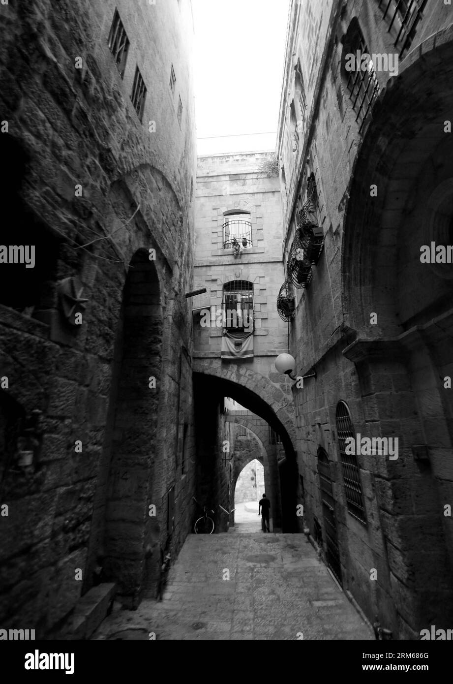 JÉRUSALEM, (Xinhua) -- une photo prise le 19 novembre 2013 montre la vieille ville de Jérusalem. Jérusalem, l'une des plus anciennes villes du monde, est sainte pour les trois grandes religions abrahamiques - le judaïsme, le christianisme et l'islam. Israéliens et Palestiniens revendiquent Jérusalem comme capitale, Israël y maintenant ses principales institutions gouvernementales. La vieille ville de Jérusalem a été traditionnellement divisée en quatre quartiers, à savoir les quartiers arménien, chrétien, juif et musulman. Il est devenu un site du patrimoine mondial en 1981, et est sur la liste du patrimoine mondial en péril. (Xinhua/Li Ying) JÉRUSALEM-W Banque D'Images